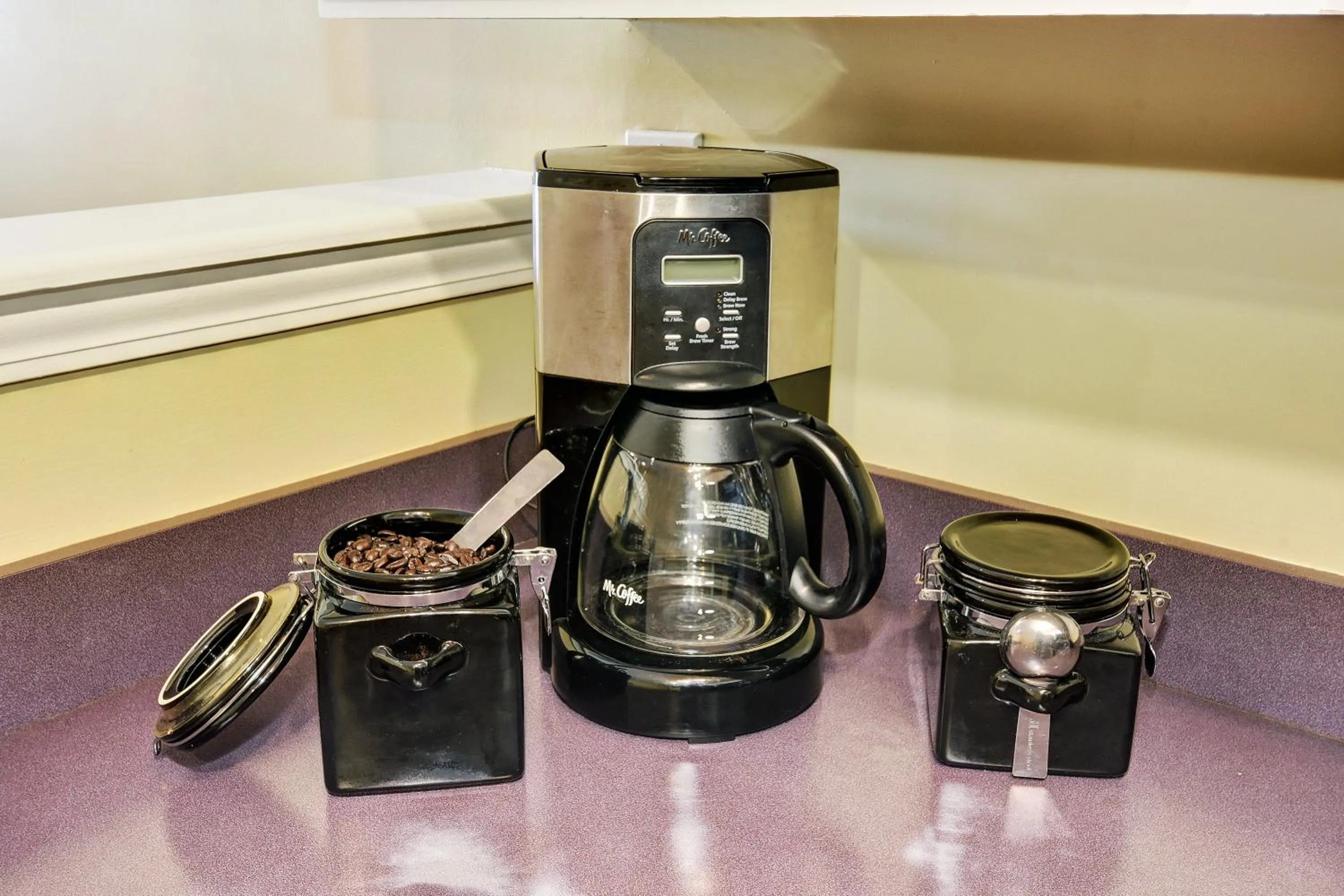 Coffee/tea facilities in Lux Townhouse, Walk to All, Sleeps 6 Adults