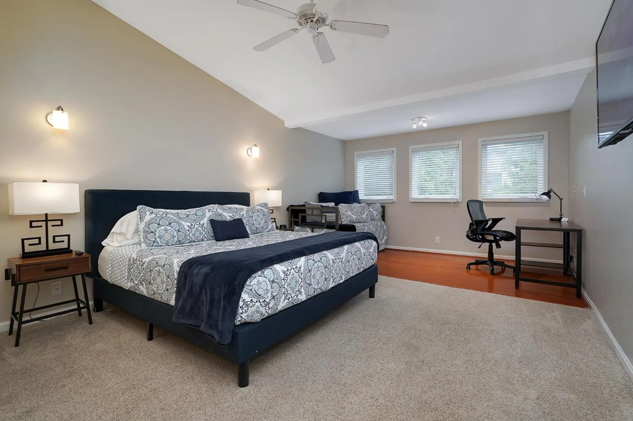 Bed in Lux Townhouse, Walk to All, Sleeps 6 Adults