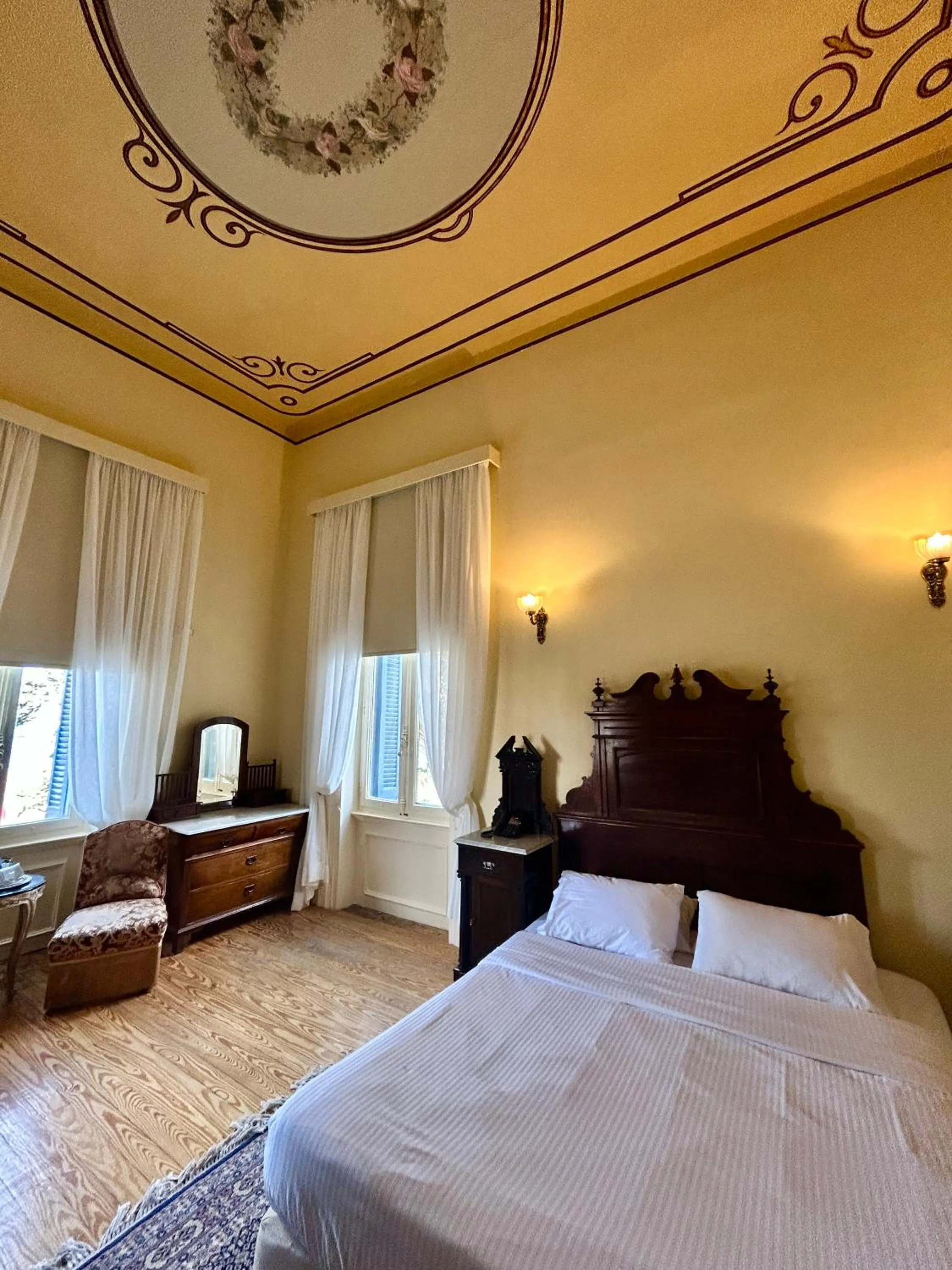 Photo of the whole room, Bed in Loriet Hotel