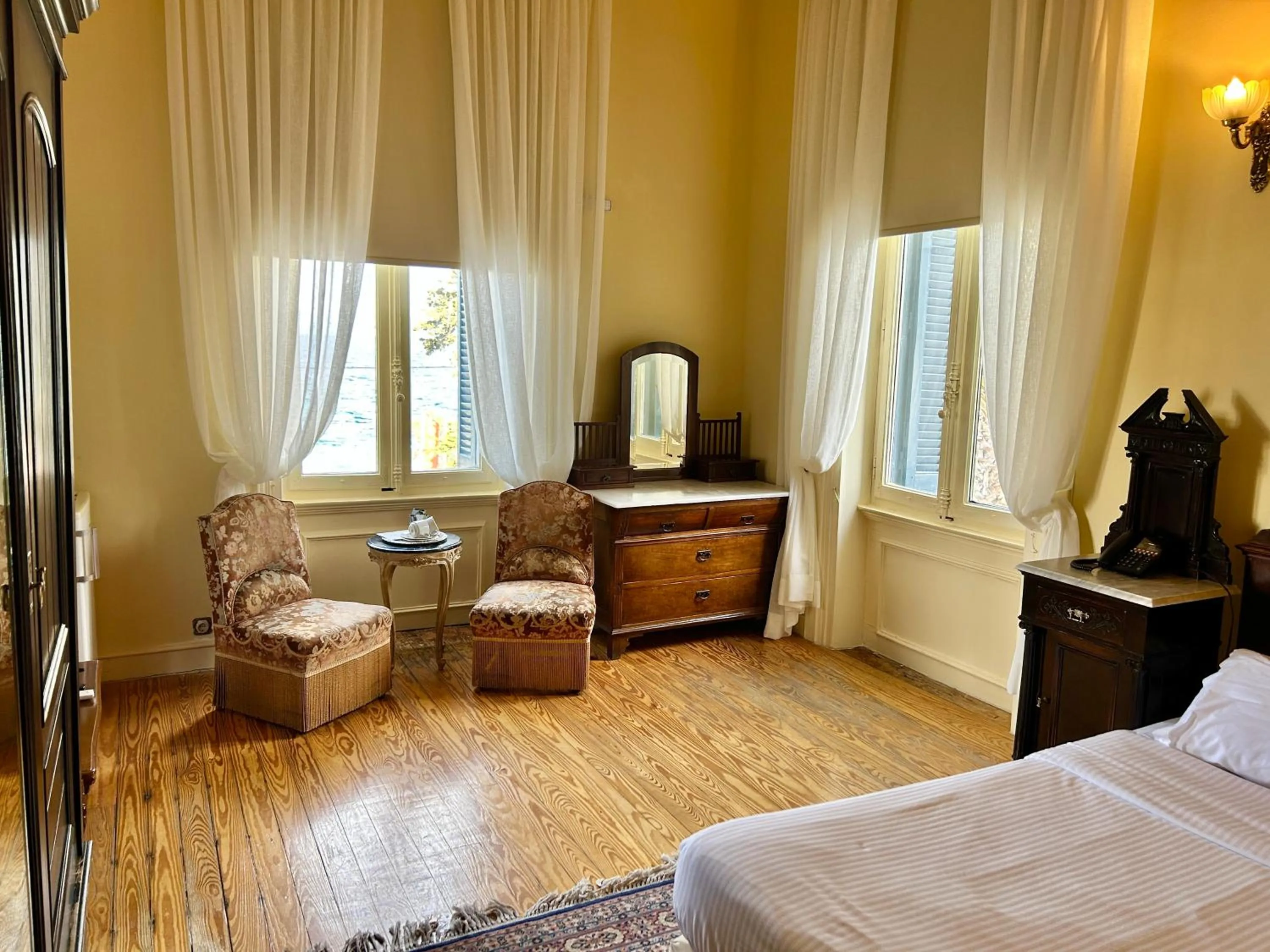 Photo of the whole room, Bed in Loriet Hotel