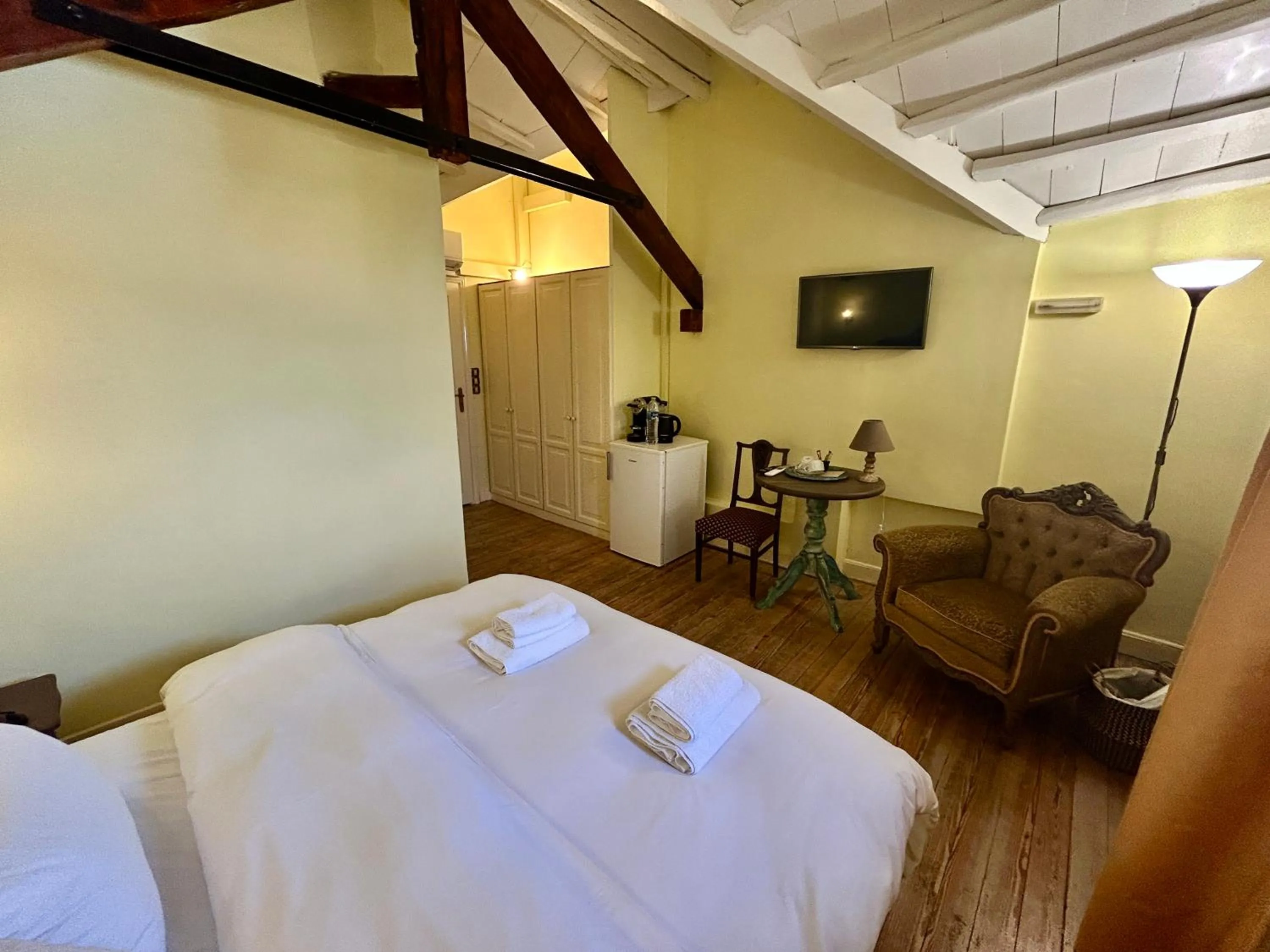 Photo of the whole room, Bed in Loriet Hotel