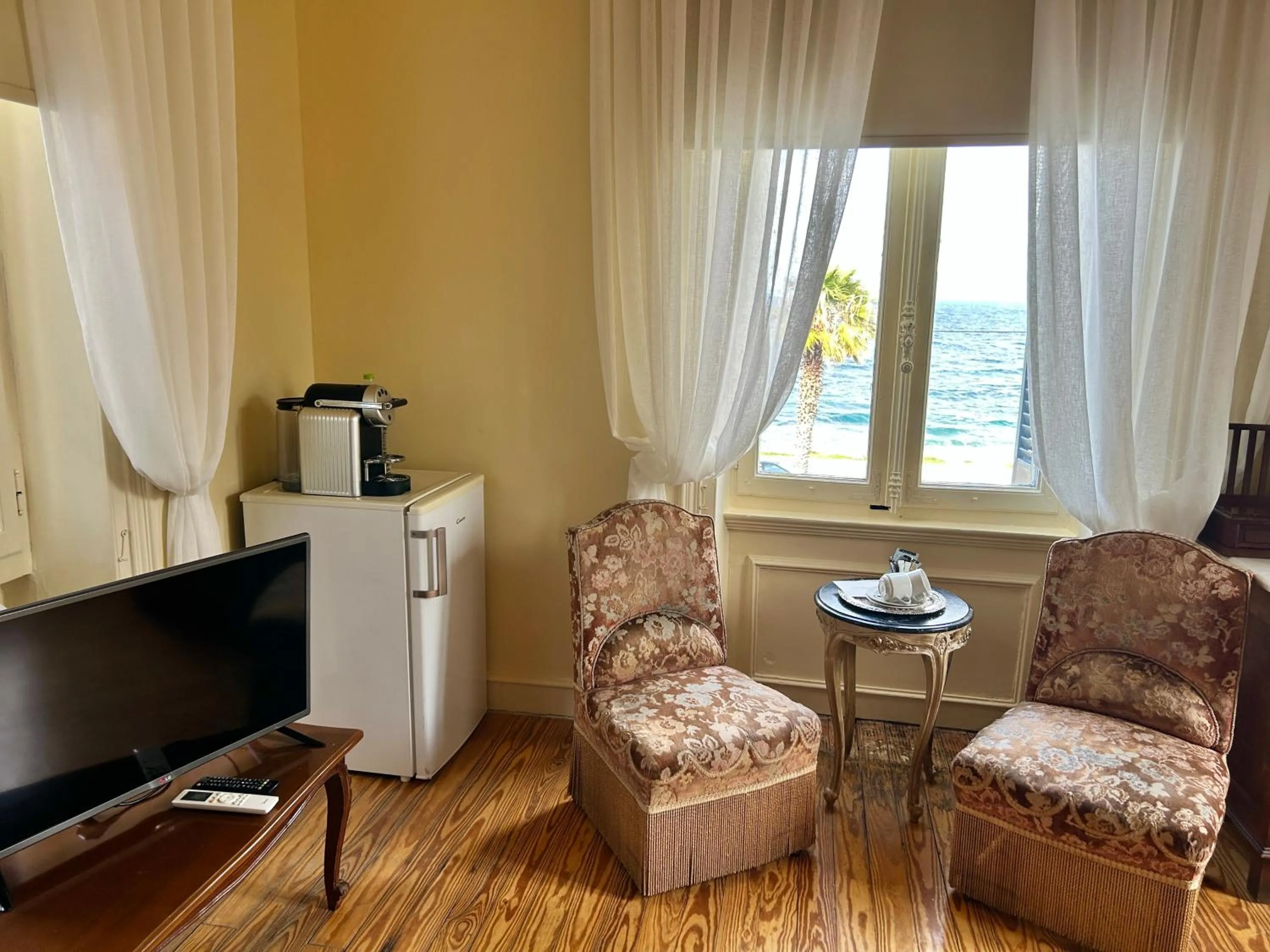 Seating area in Loriet Hotel