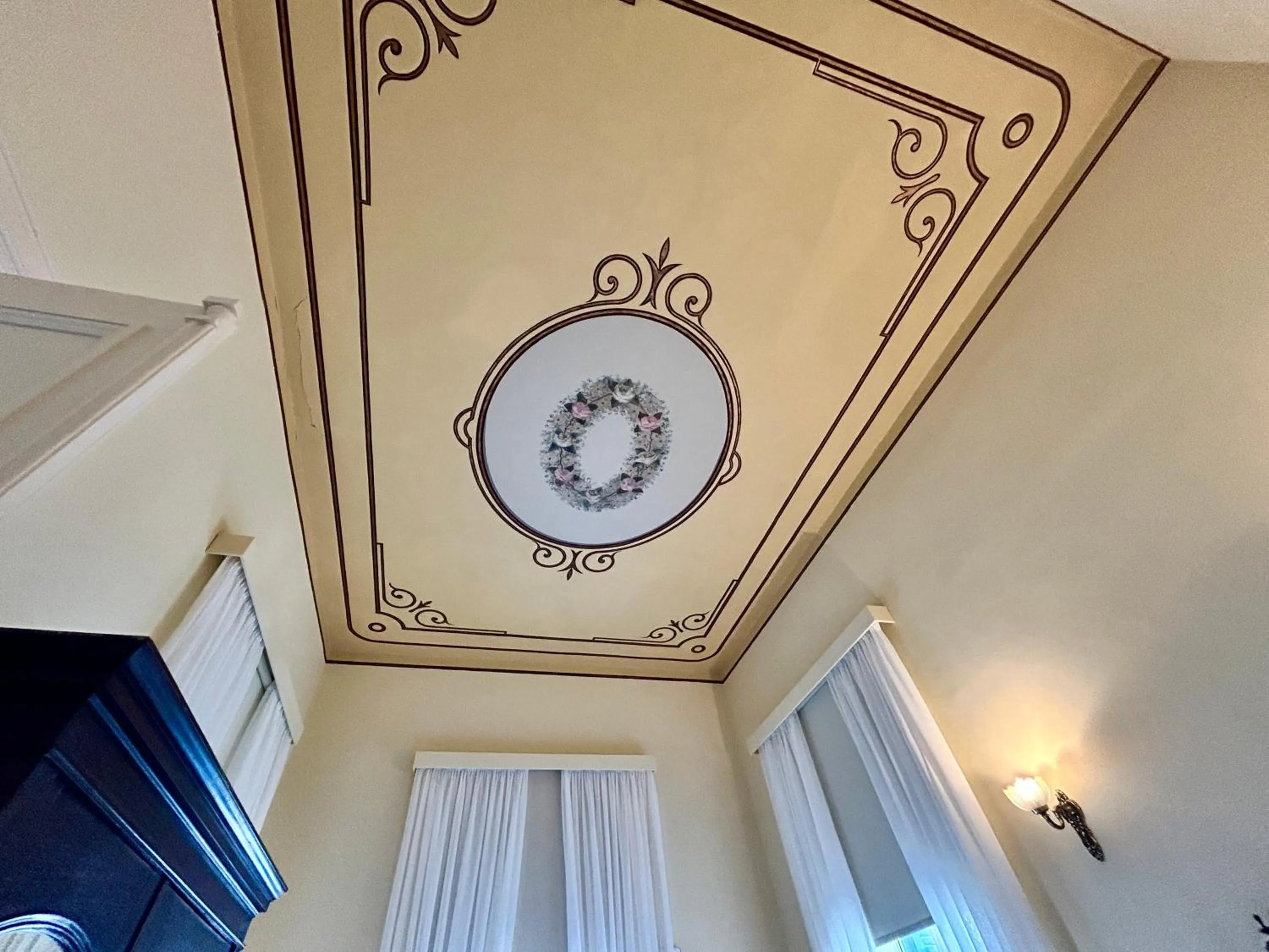 Decorative detail in Loriet Hotel