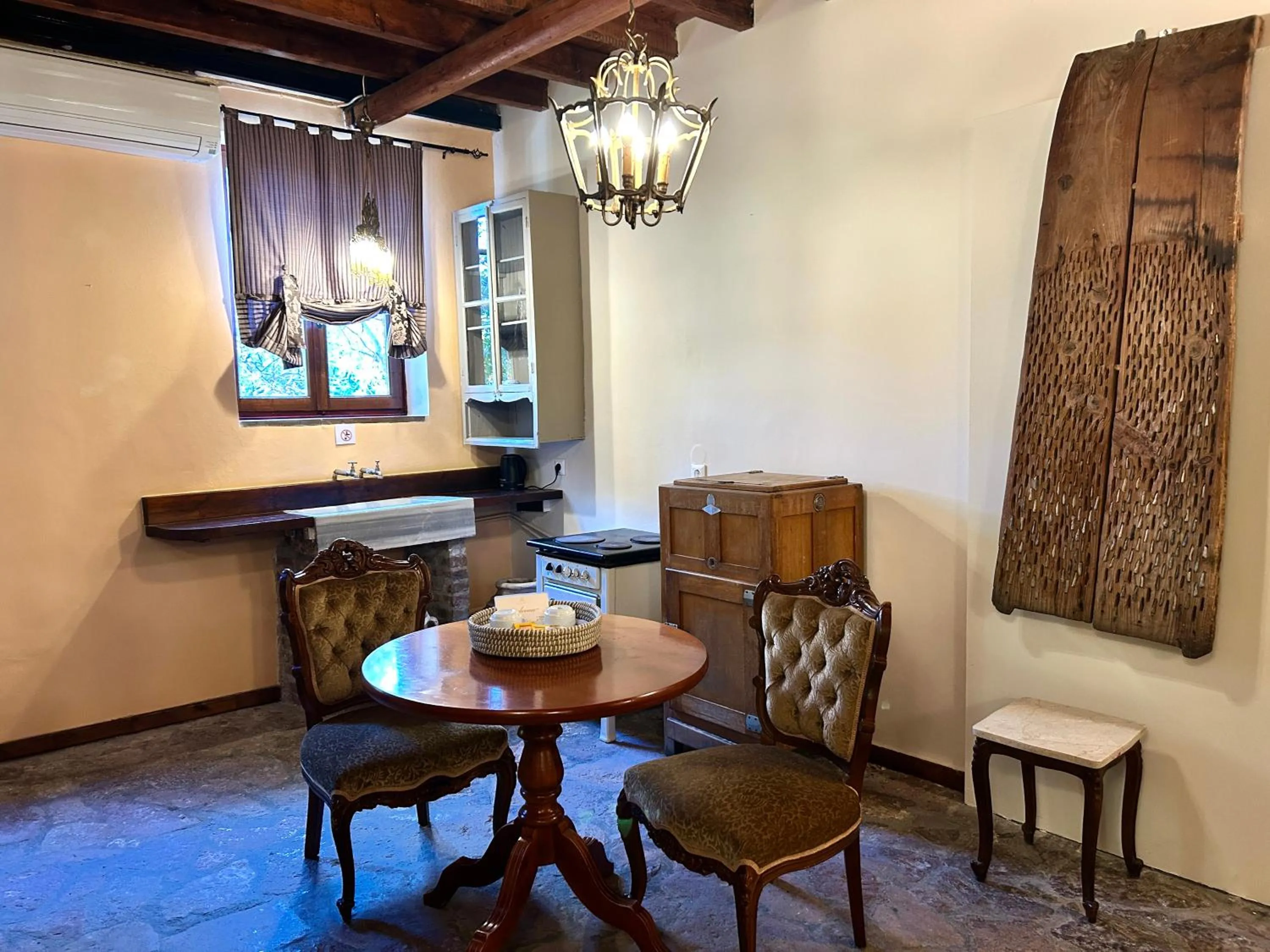 Kitchen or kitchenette in Loriet Hotel