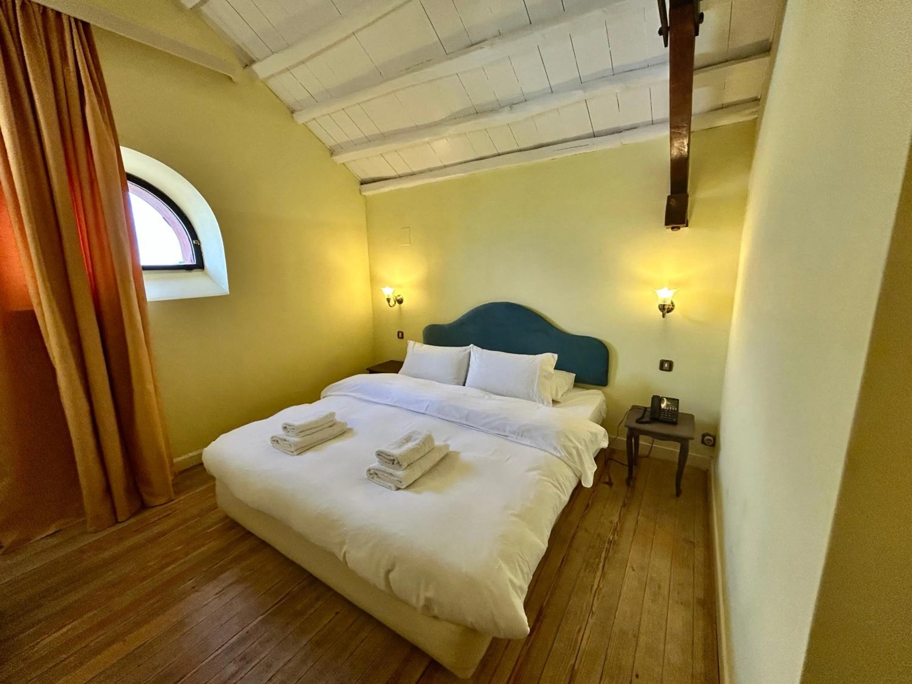 Bedroom, Bed in Loriet Hotel