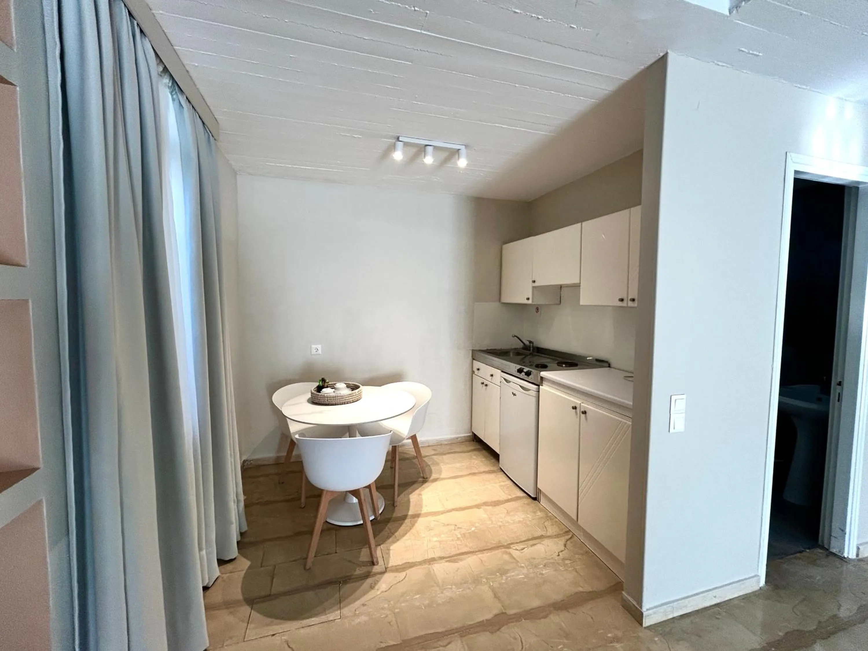 Coffee/tea facilities in Loriet Hotel