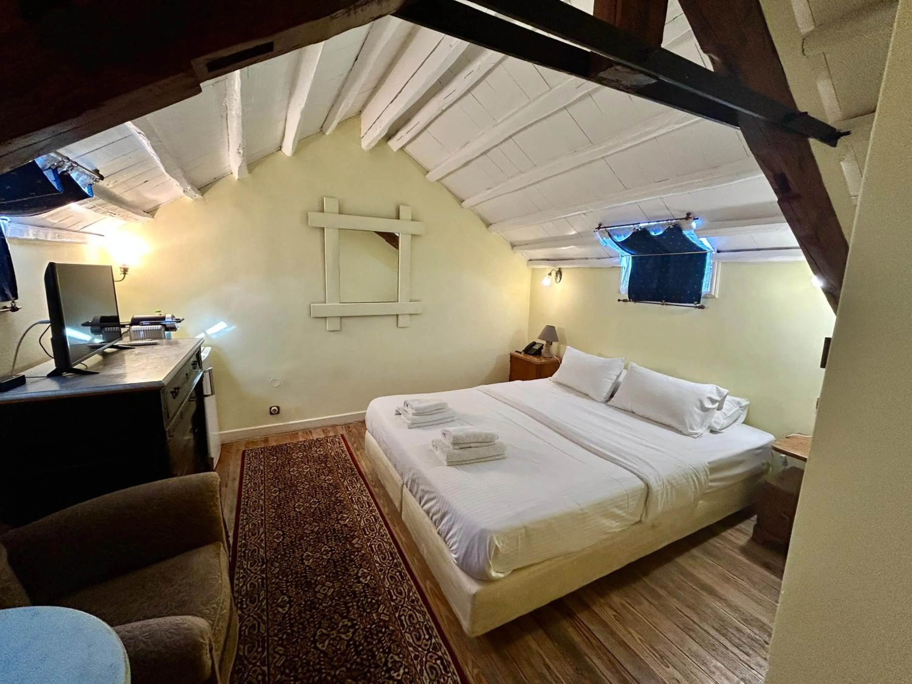 Photo of the whole room, Bed in Loriet Hotel