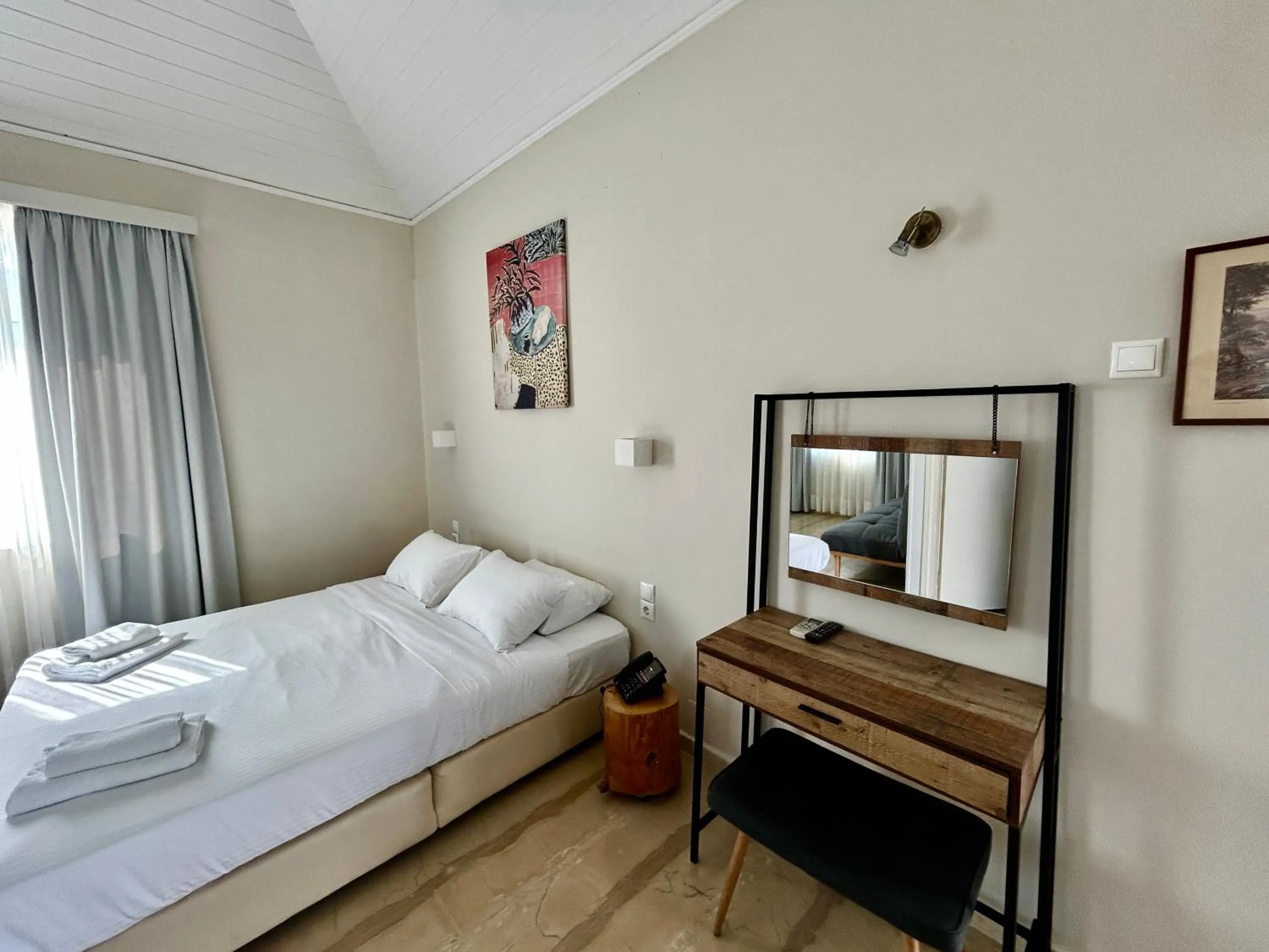 Bedroom, Bed in Loriet Hotel