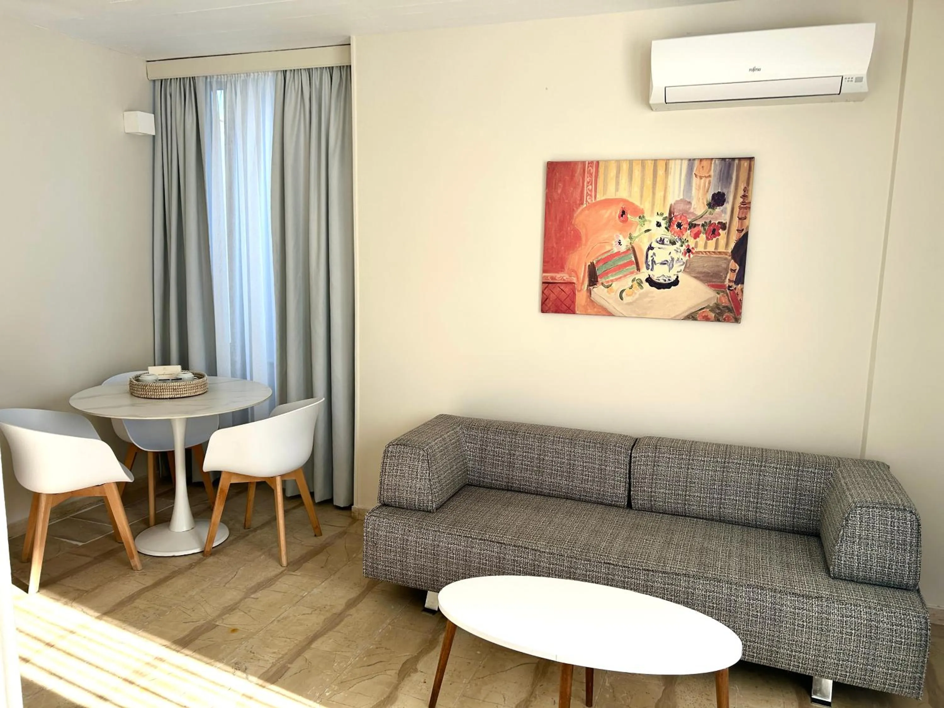 Living room in Loriet Hotel