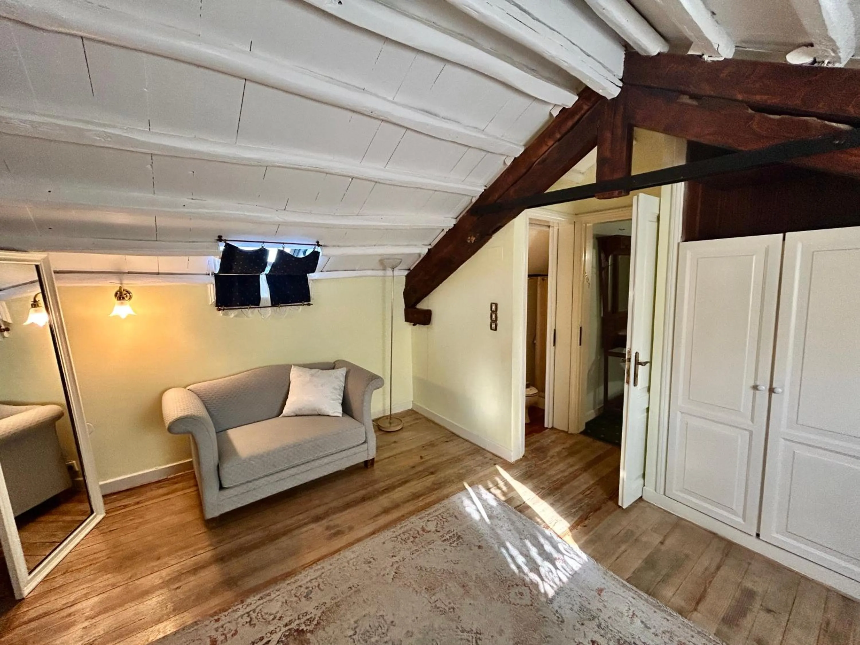 Photo of the whole room, Bed in Loriet Hotel