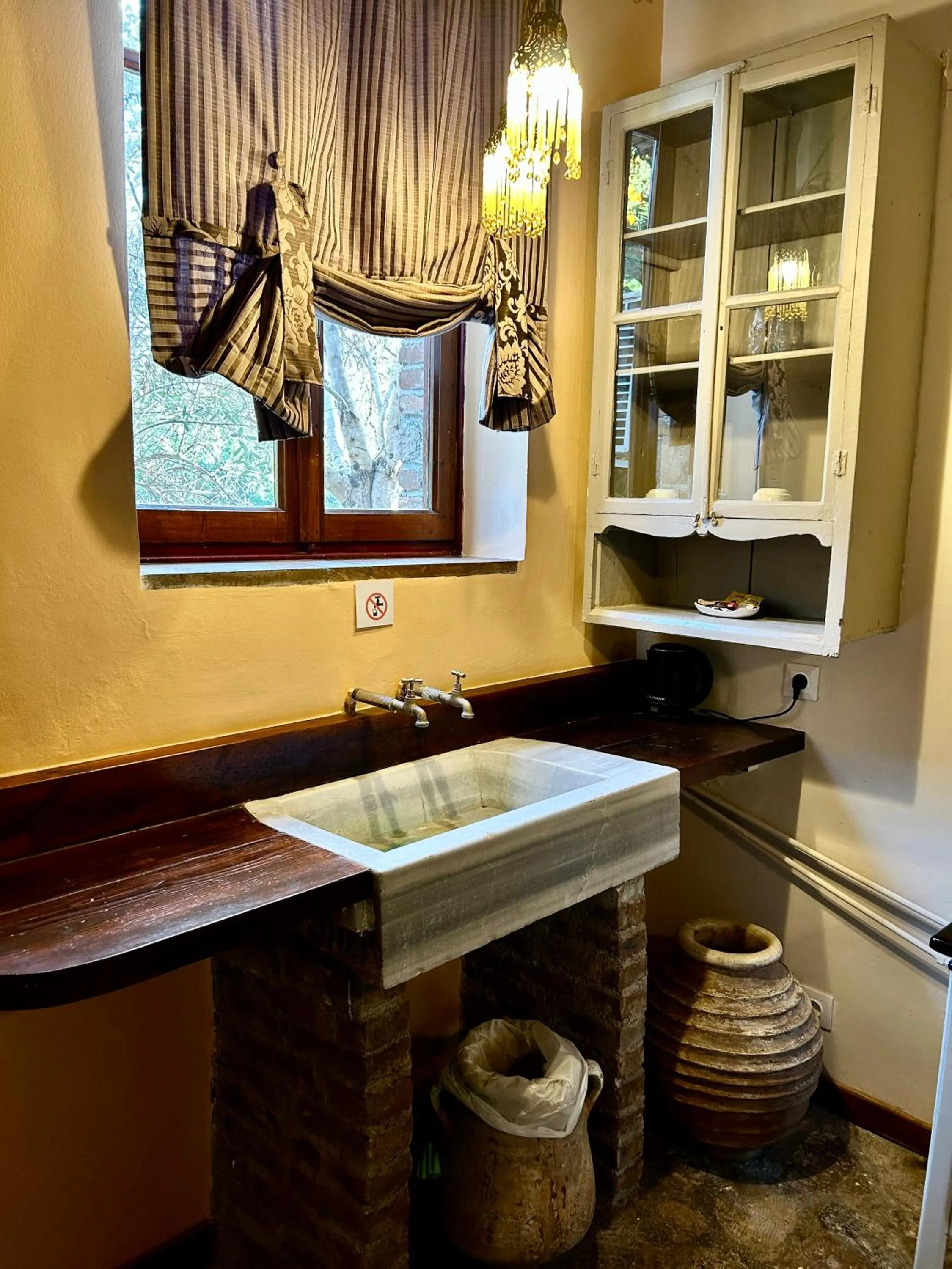 Coffee/tea facilities in Loriet Hotel