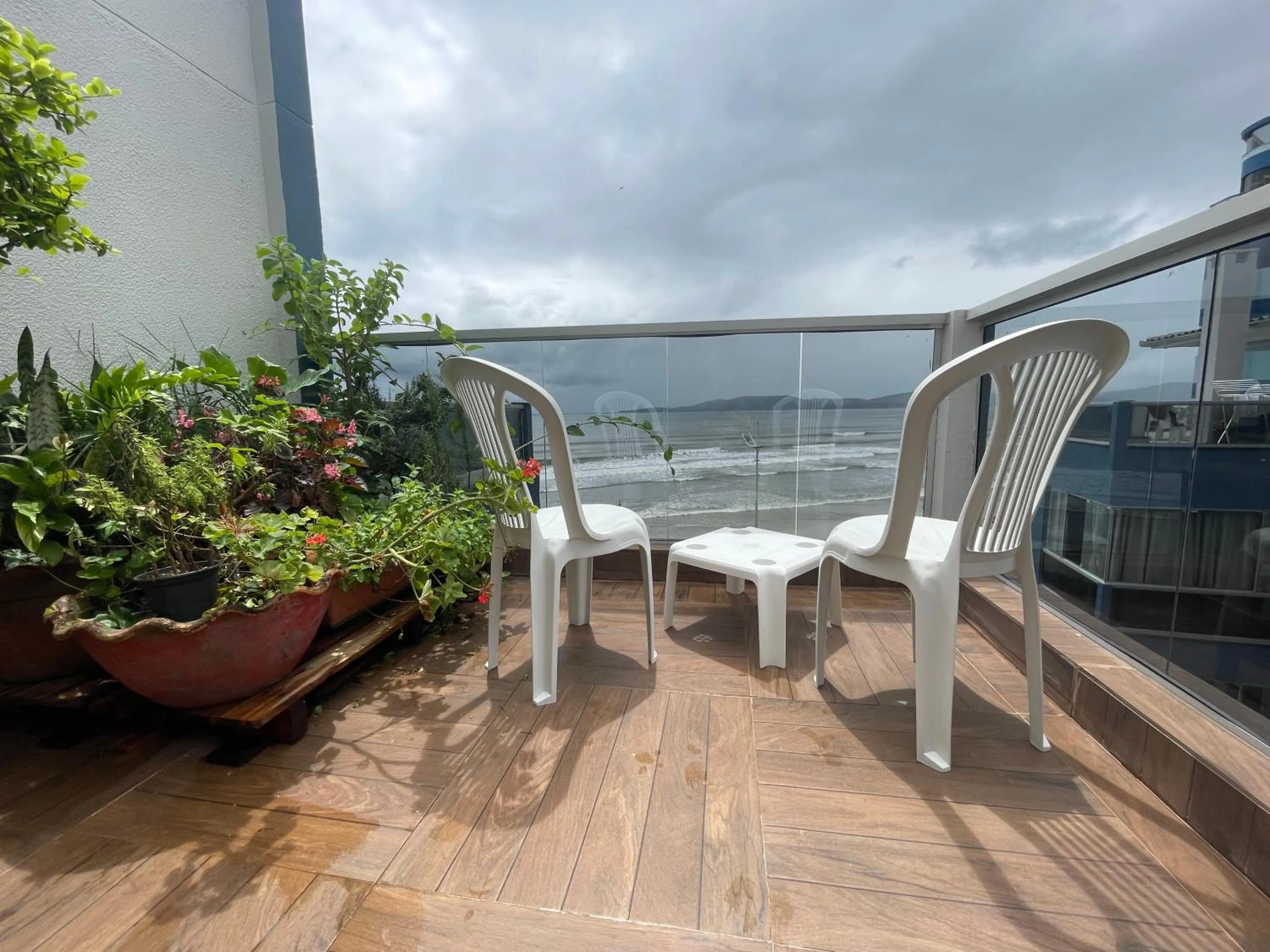 Balcony/Terrace in Itapema-Meia Praia- 3 quartos - Frente Mar!