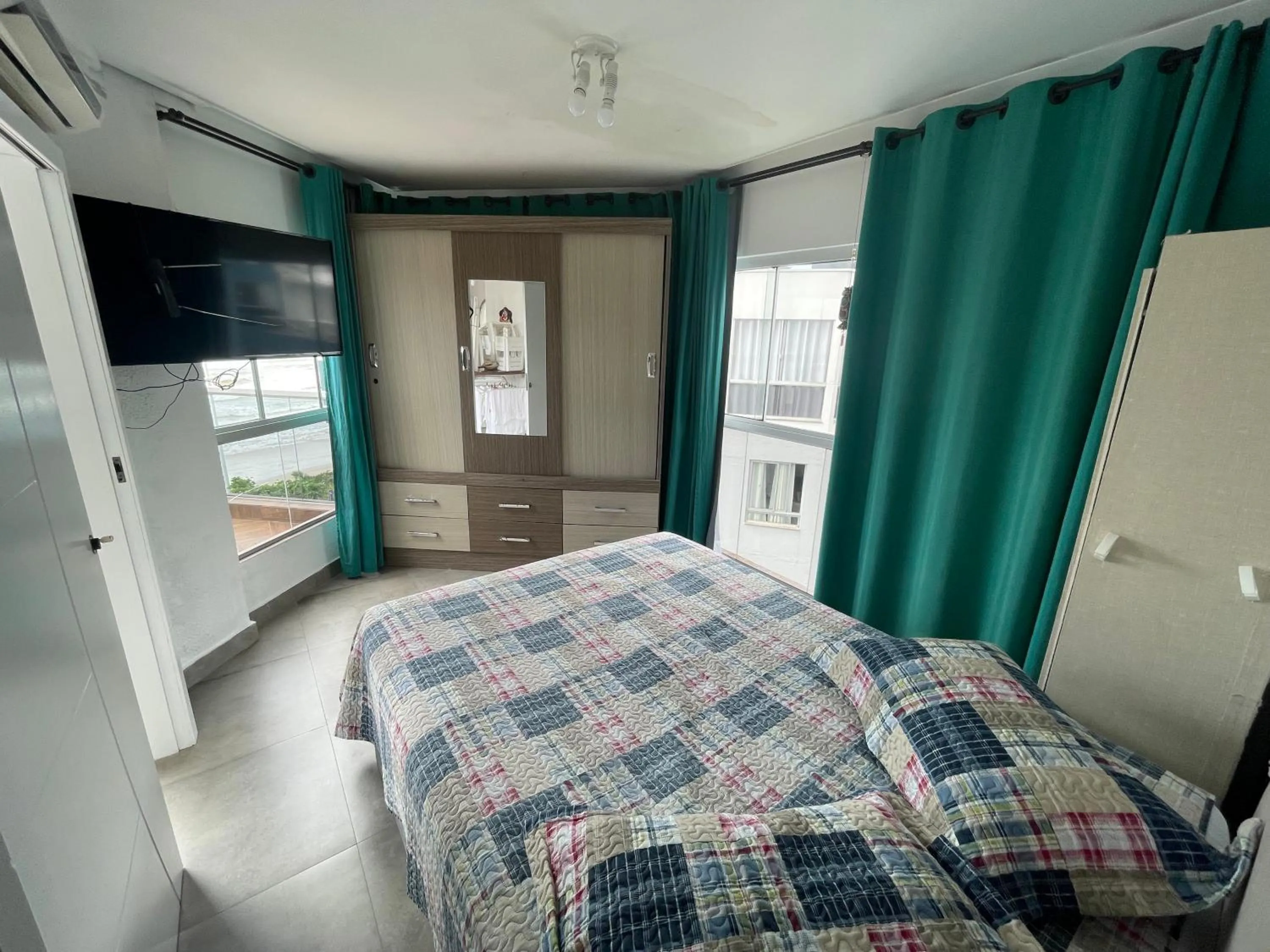 Bed in Itapema-Meia Praia- 3 quartos - Frente Mar!