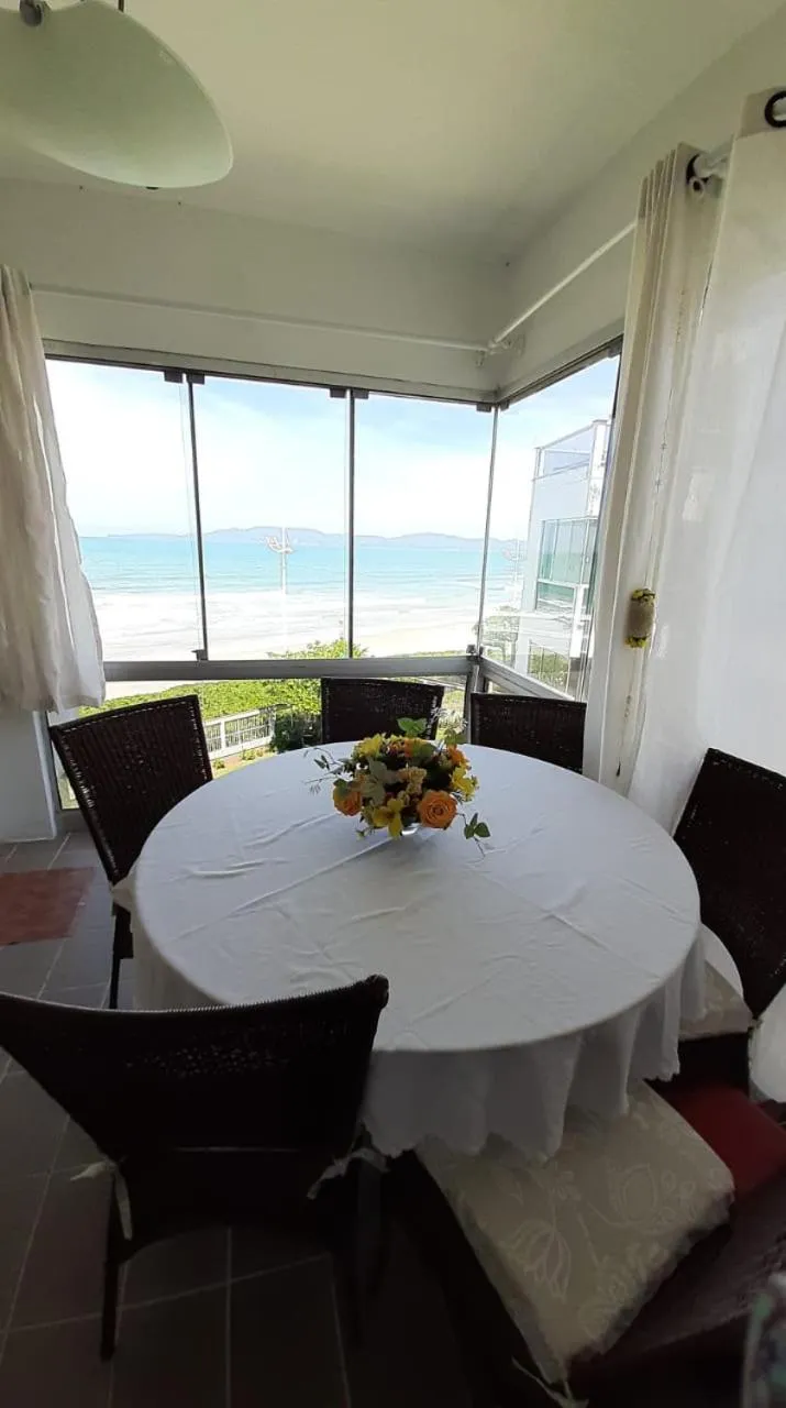 Dining area in Itapema-Meia Praia- 3 quartos - Frente Mar!