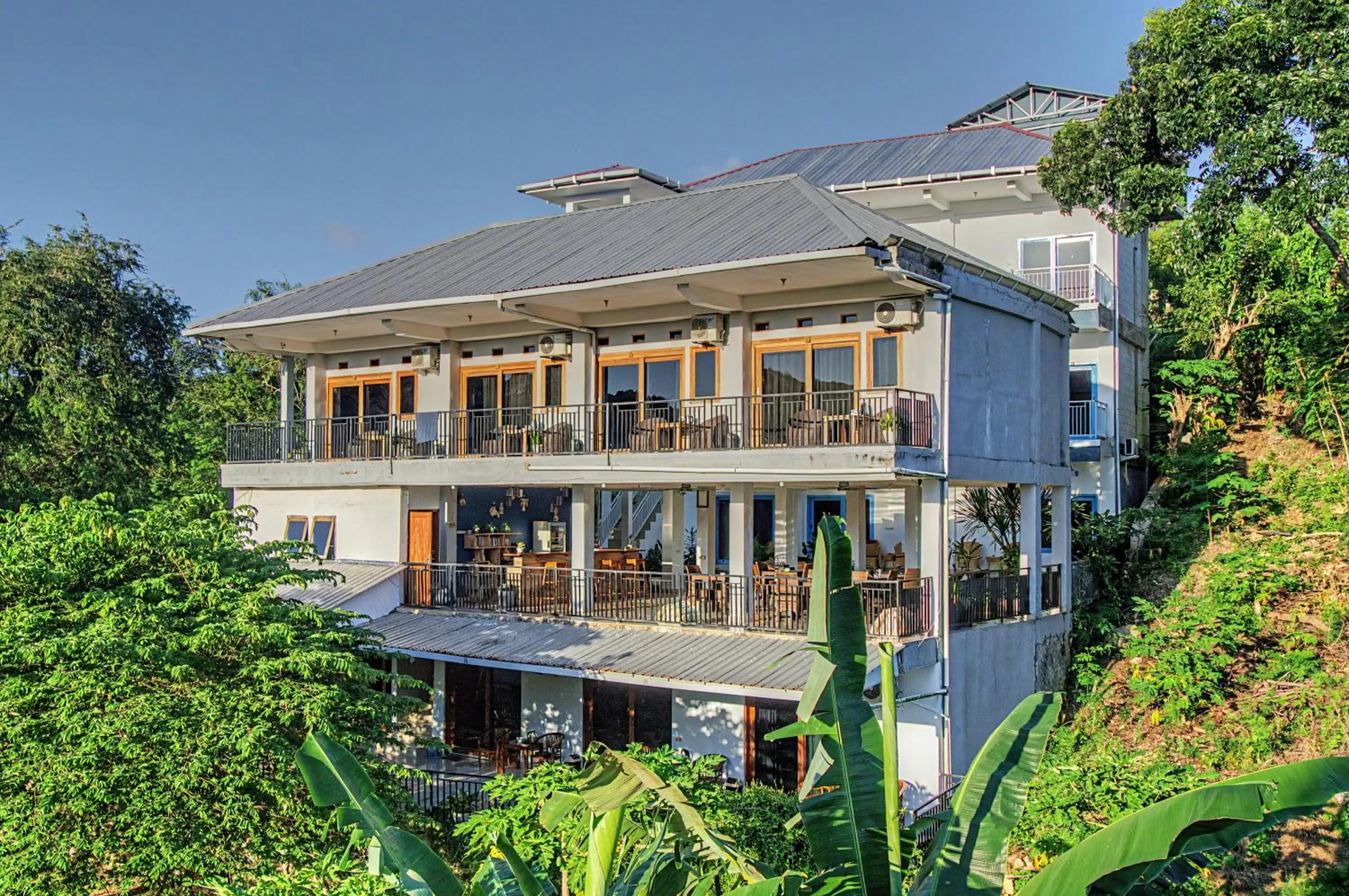Property building in Hotel Bonne Nuit