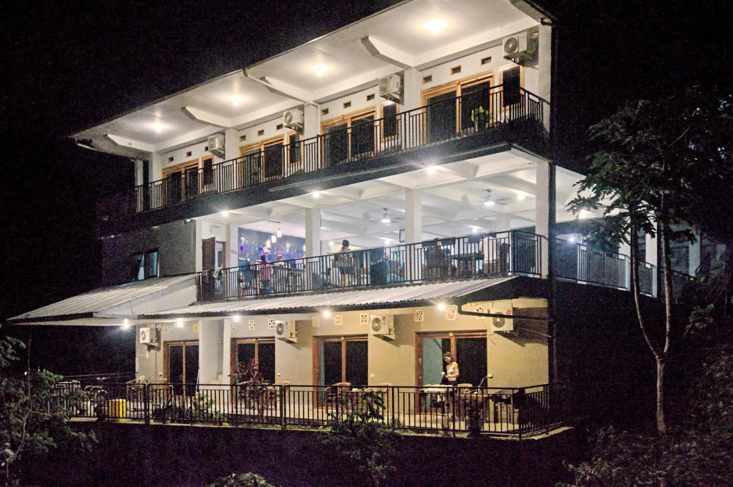 Night in Hotel Bonne Nuit