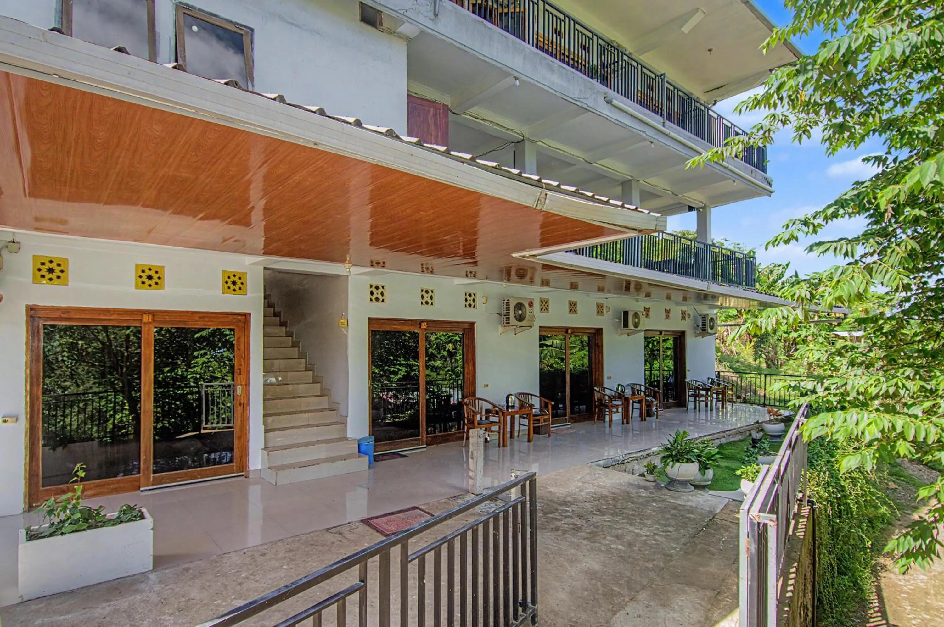 Patio in Hotel Bonne Nuit