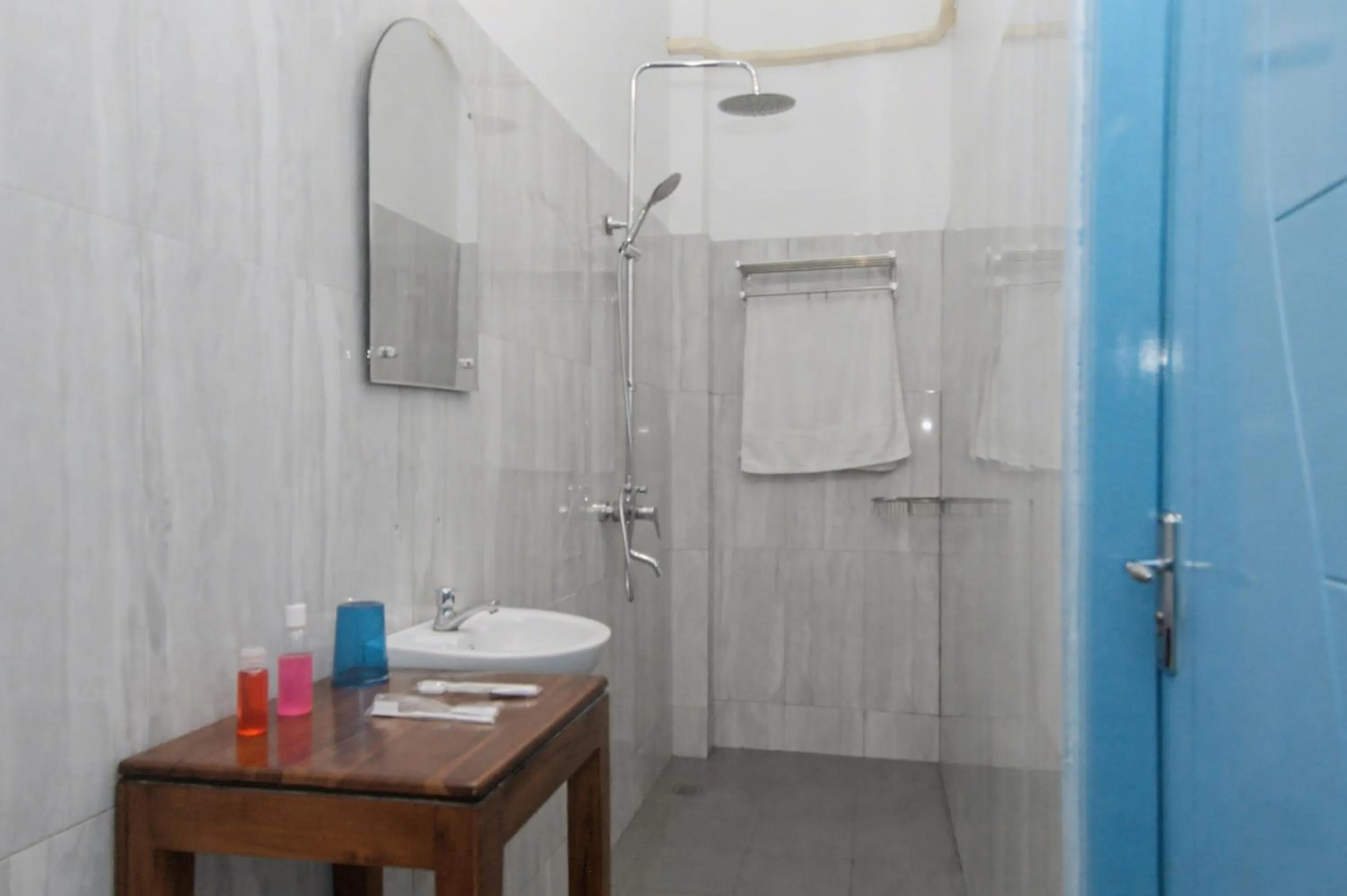 Shower in Hotel Bonne Nuit