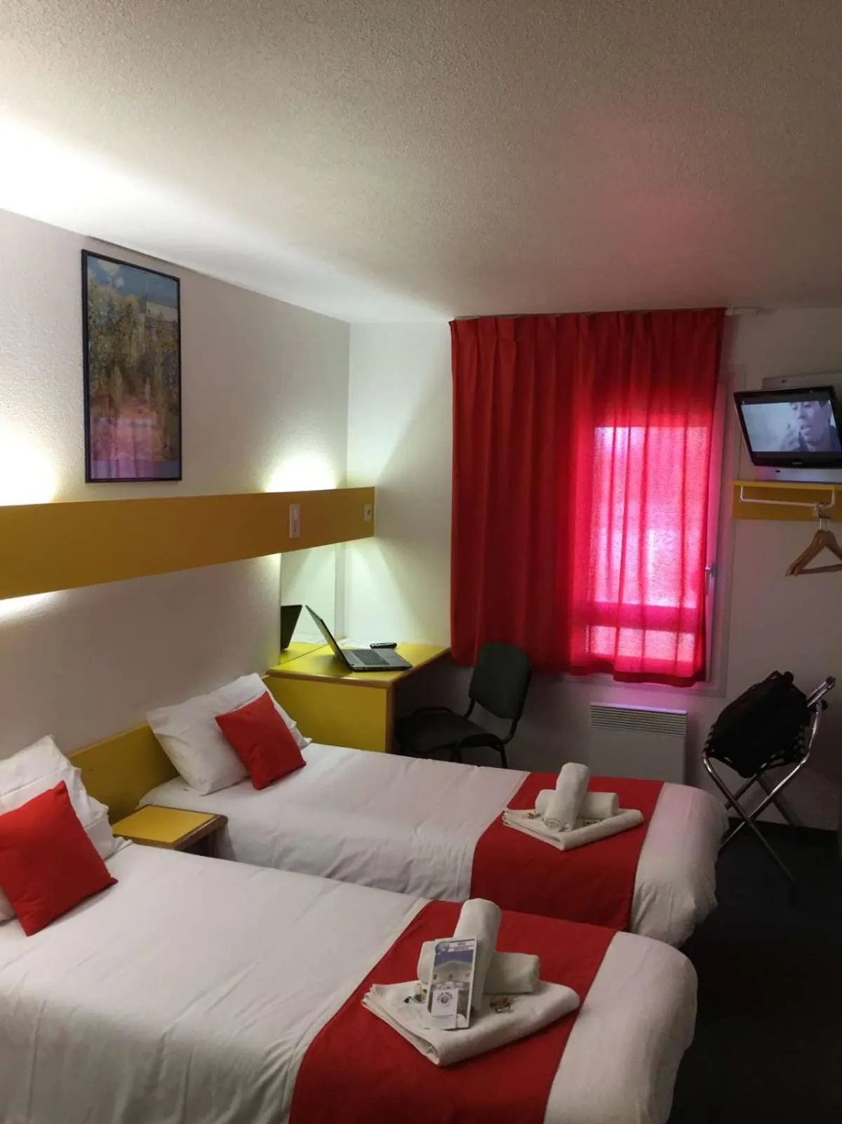 Bed in Quick Palace Poitiers