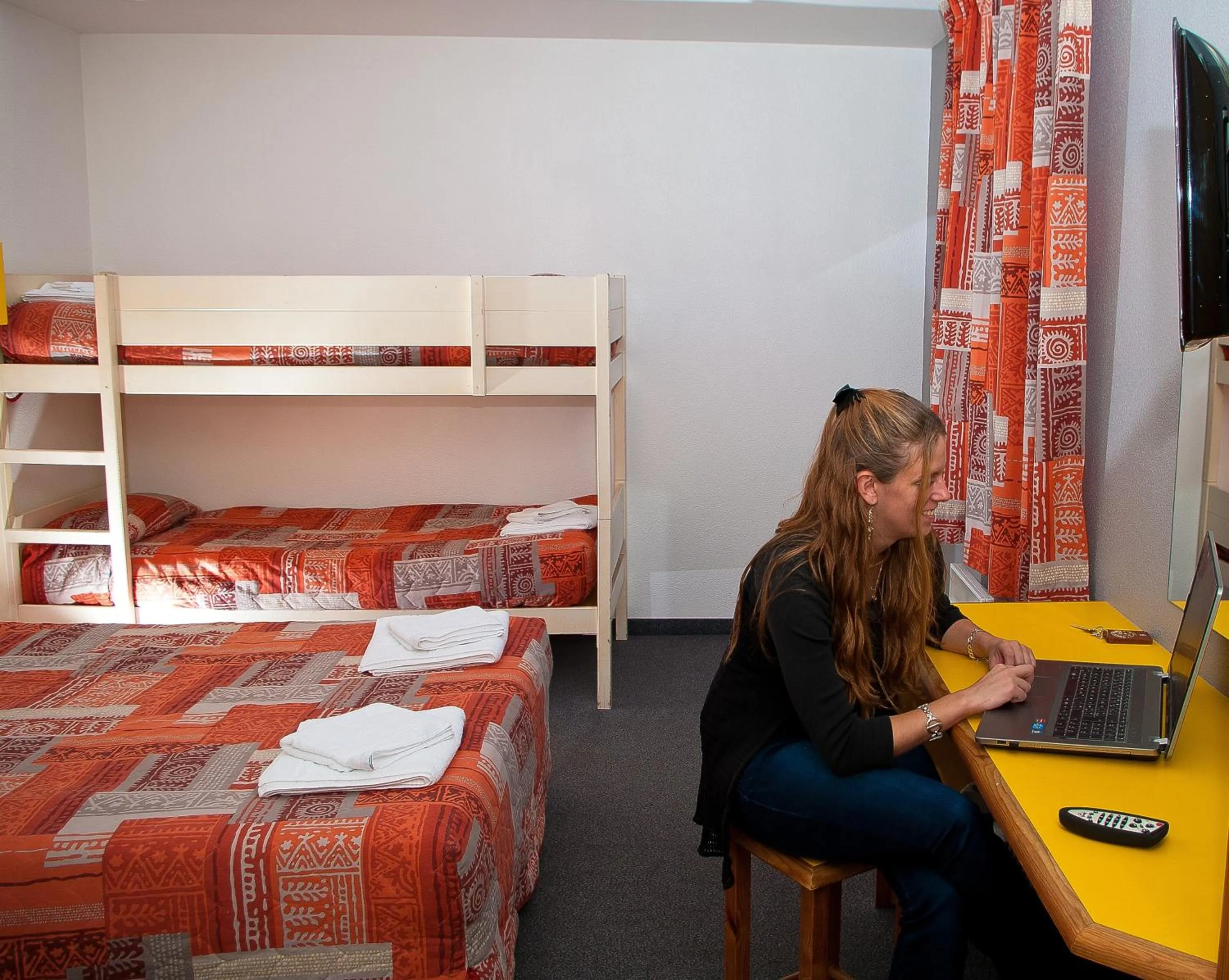 Photo of the whole room, Bed in Quick Palace Poitiers