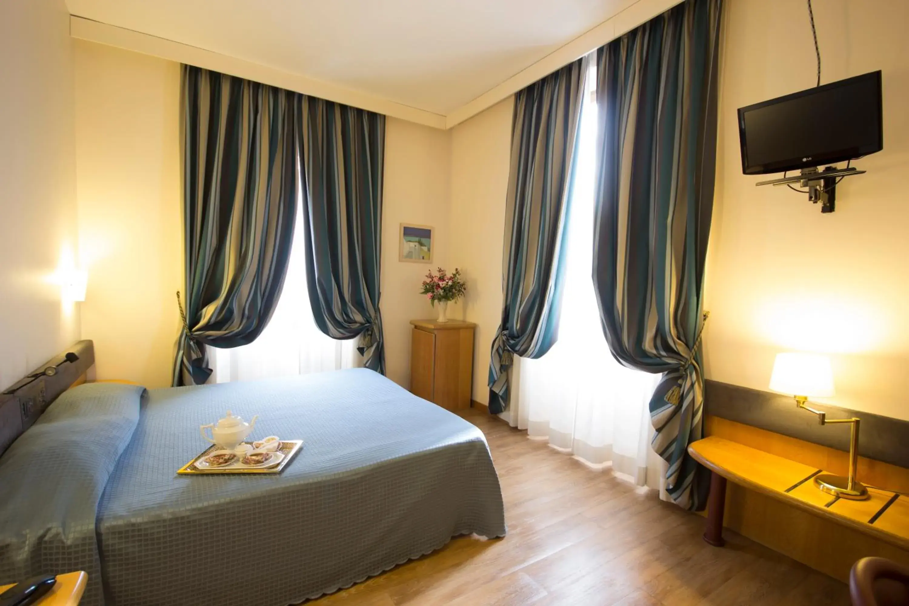 Photo of the whole room, Bed in Albert Hotel Photo of the whole room, Bed in Albert Hotel