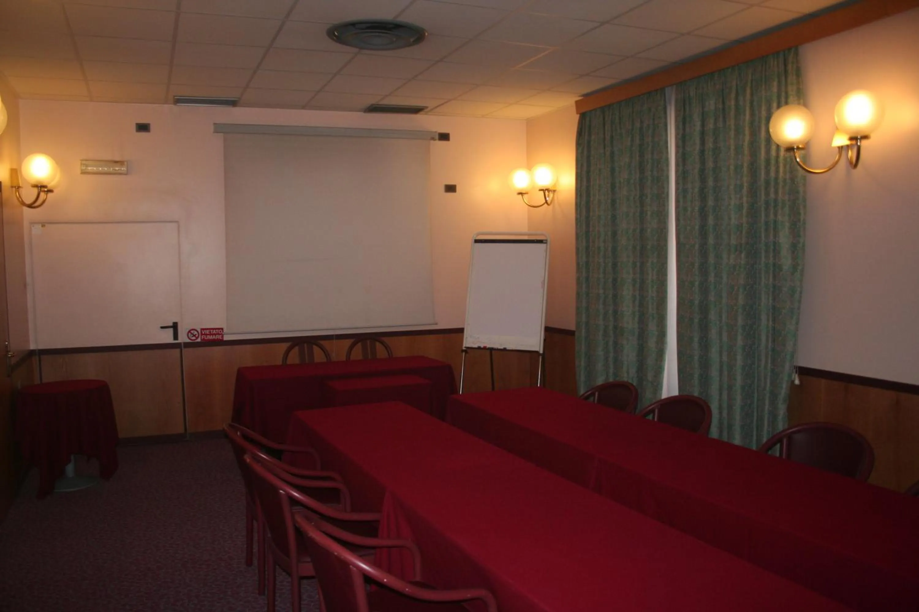 Business facilities in Albert Hotel
