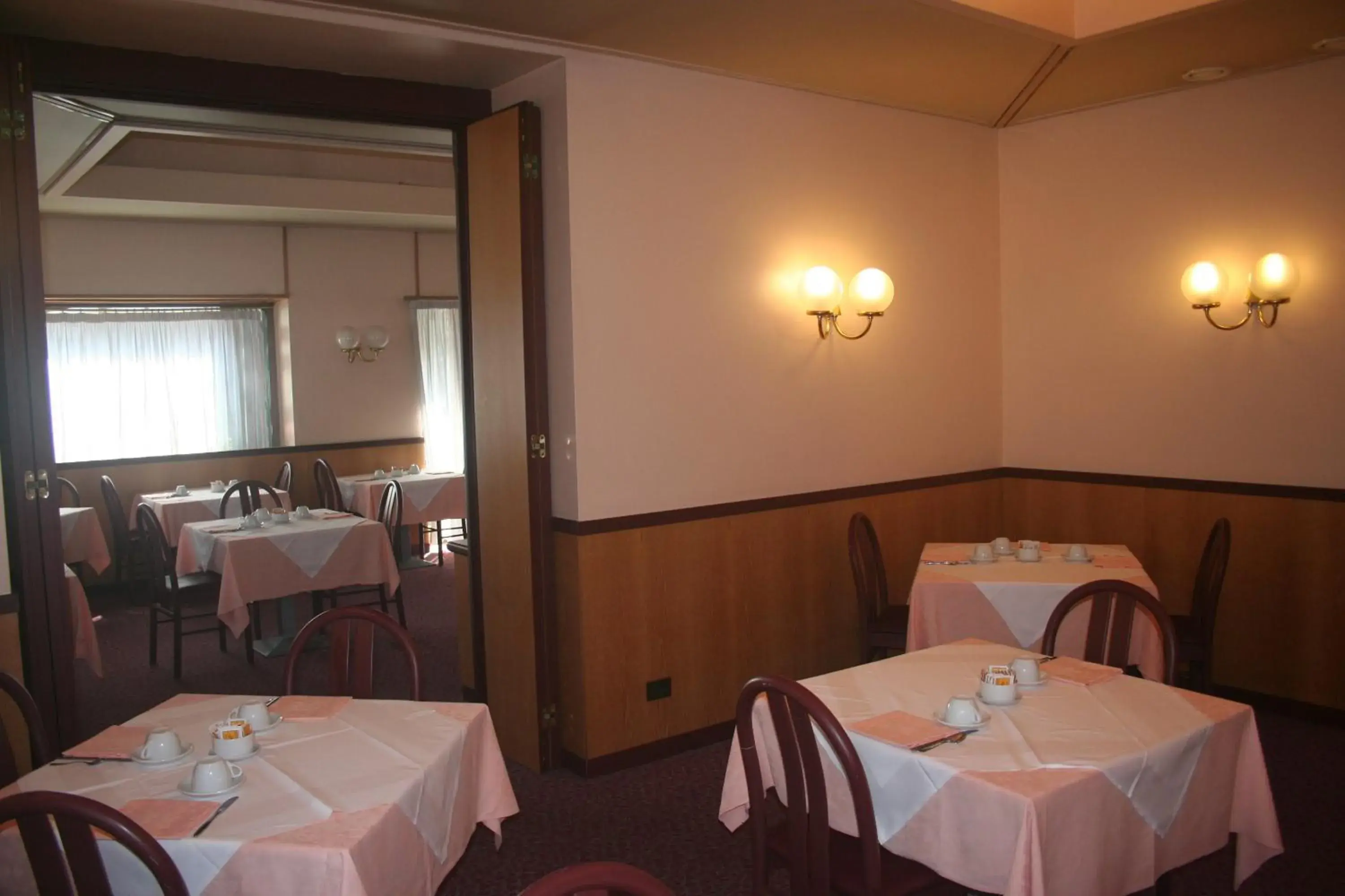 Restaurant/places to eat in Albert Hotel Restaurant/places to eat in Albert Hotel