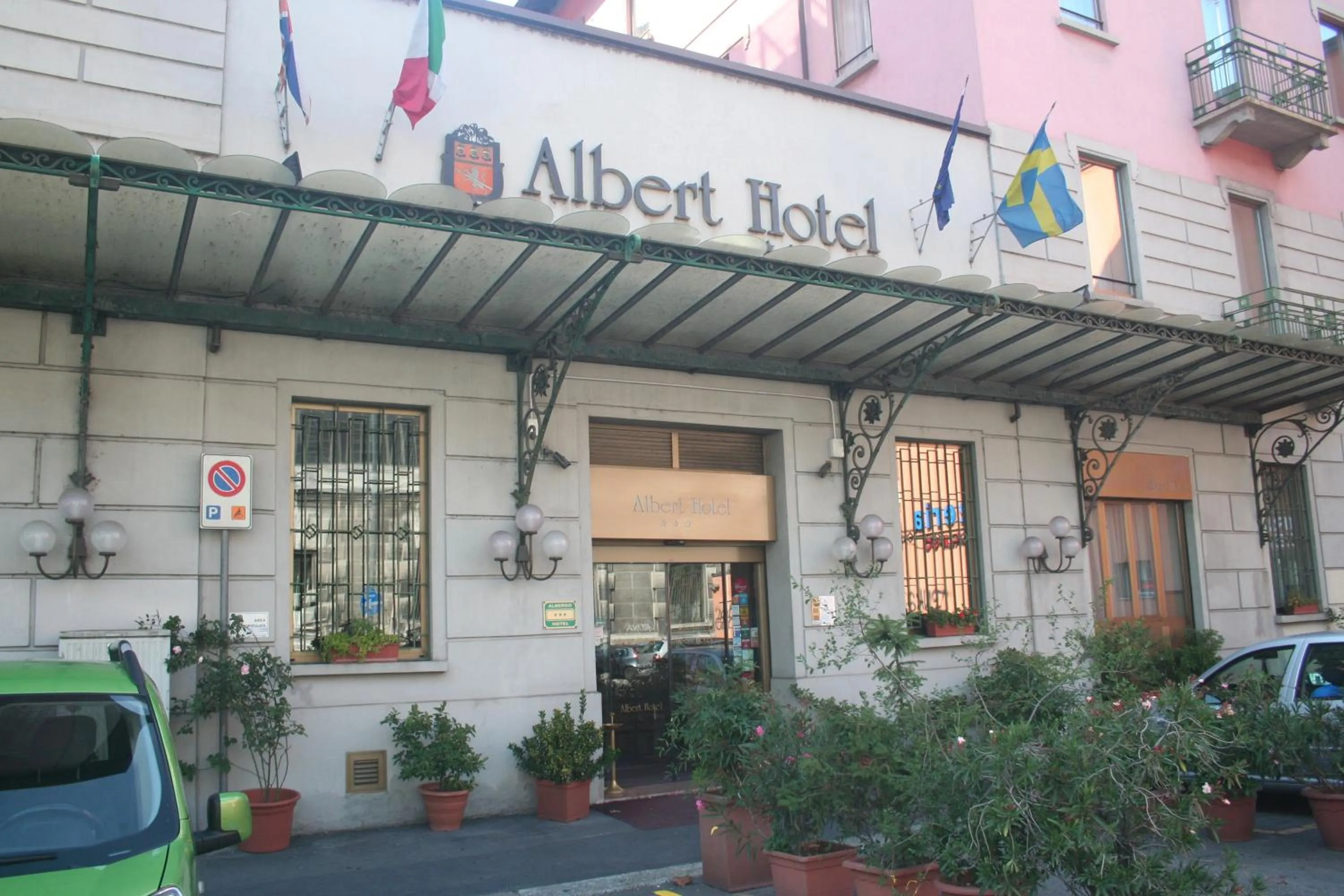 Facade/entrance in Albert Hotel