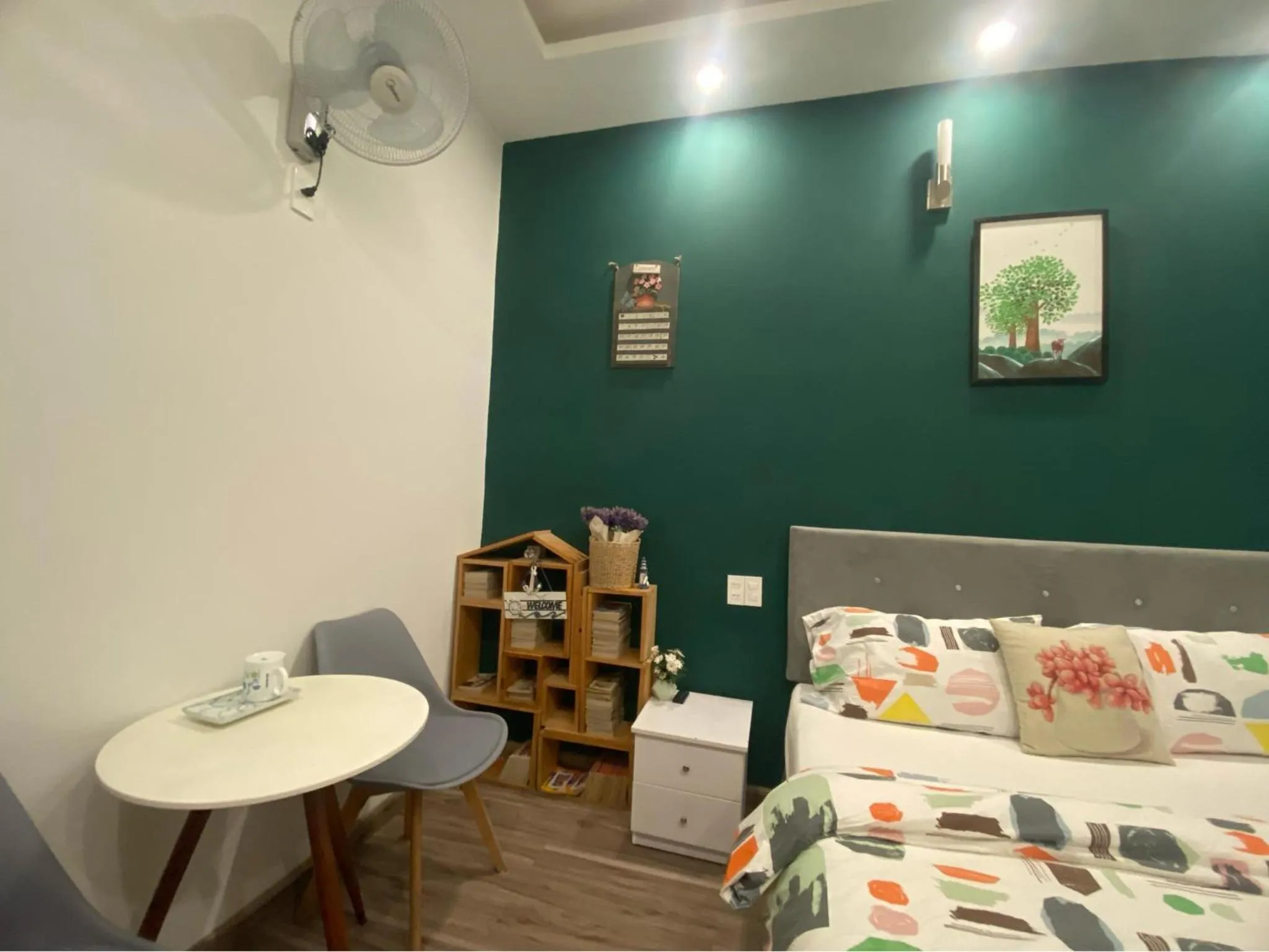 Seating area, Bed in Lucas Inn