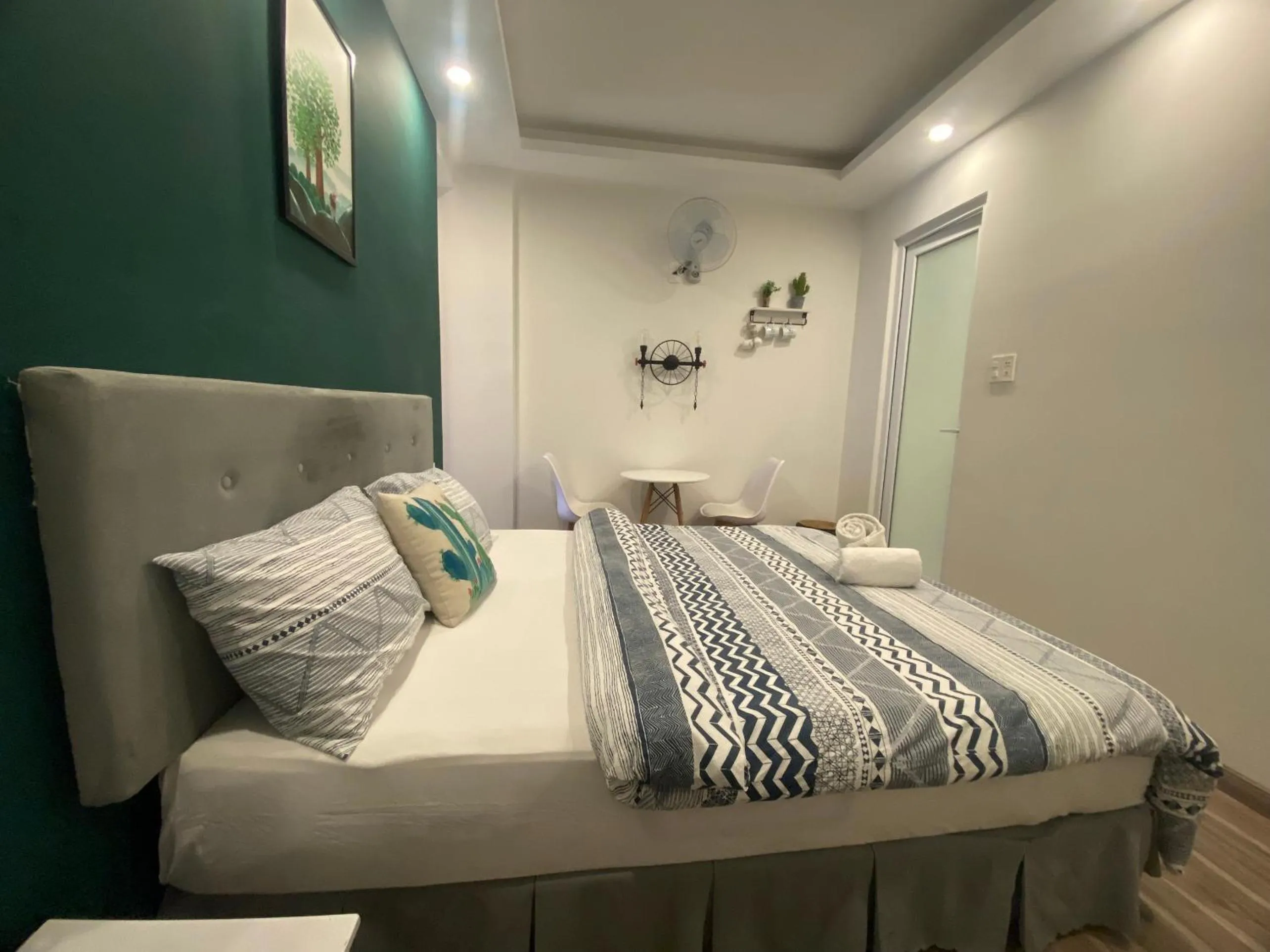 Photo of the whole room, Bed in Lucas Inn