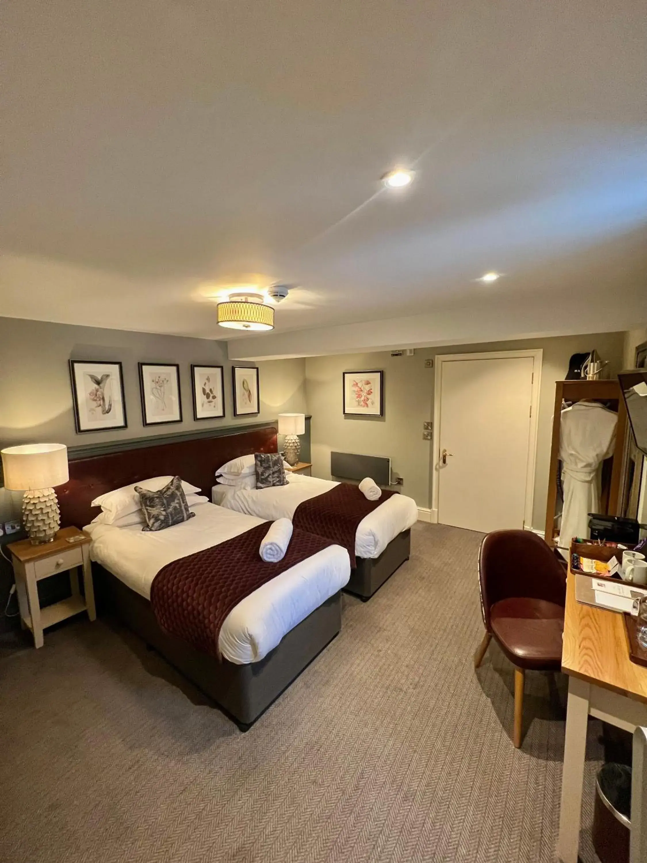 Deluxe Accessible Twin Room in Mytton and Mermaid - Brunning and Price Deluxe Accessible Twin Room in Mytton and Mermaid - Brunning and Price