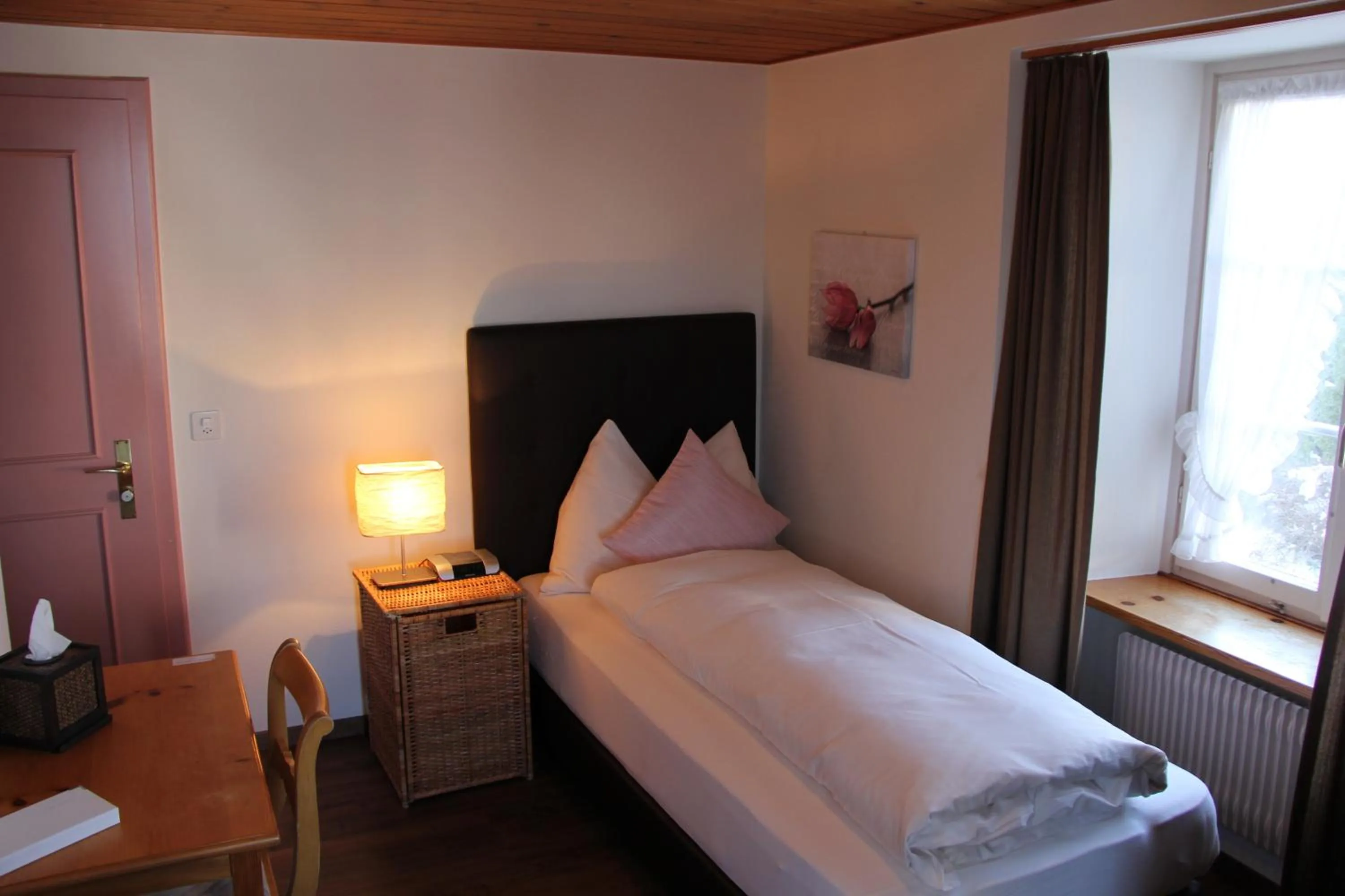 TV and multimedia, Bed in Hotel Restaurant Rössli