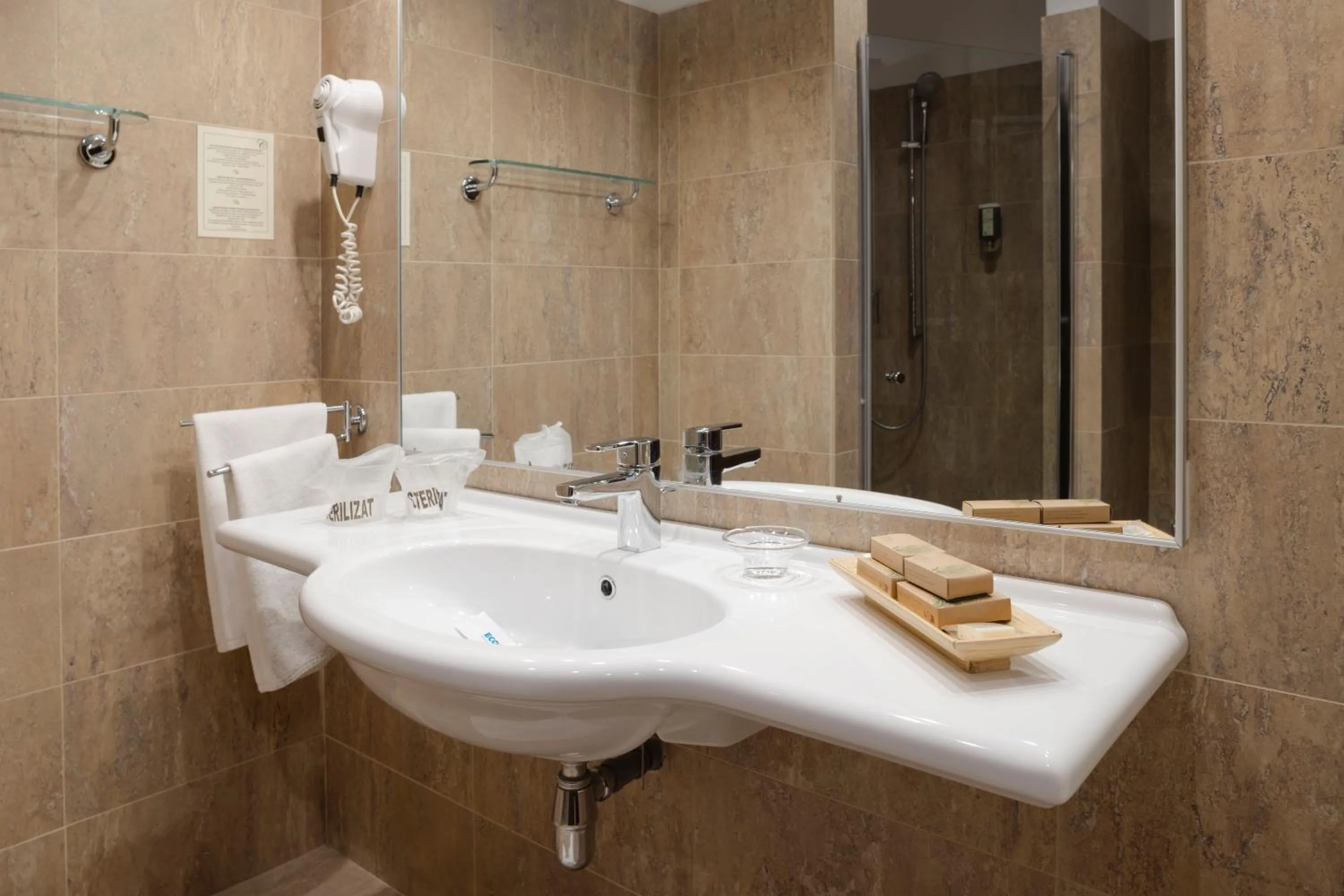 Shower in Hotel Clermont