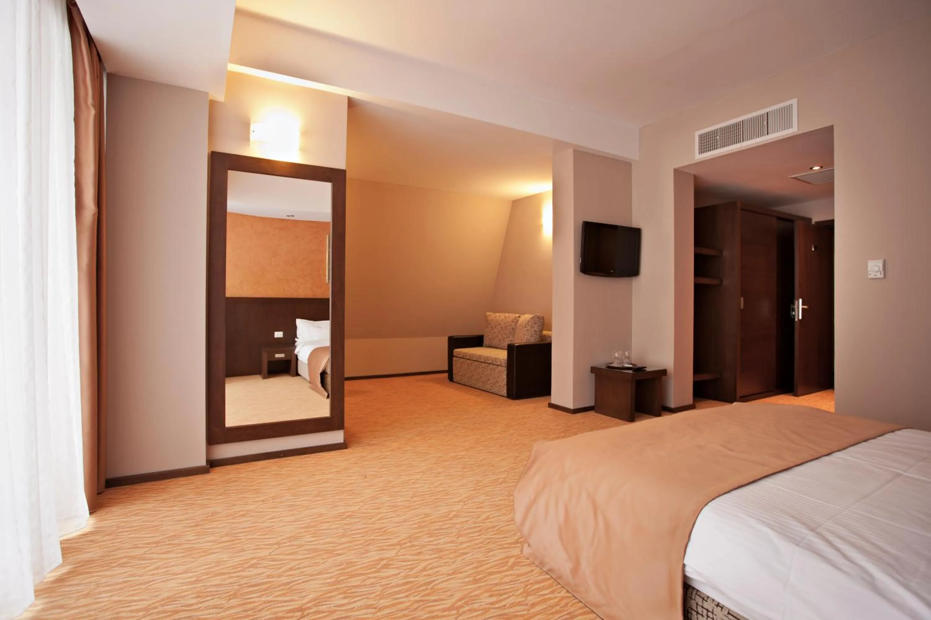 TV and multimedia, Bed in Hotel Clermont