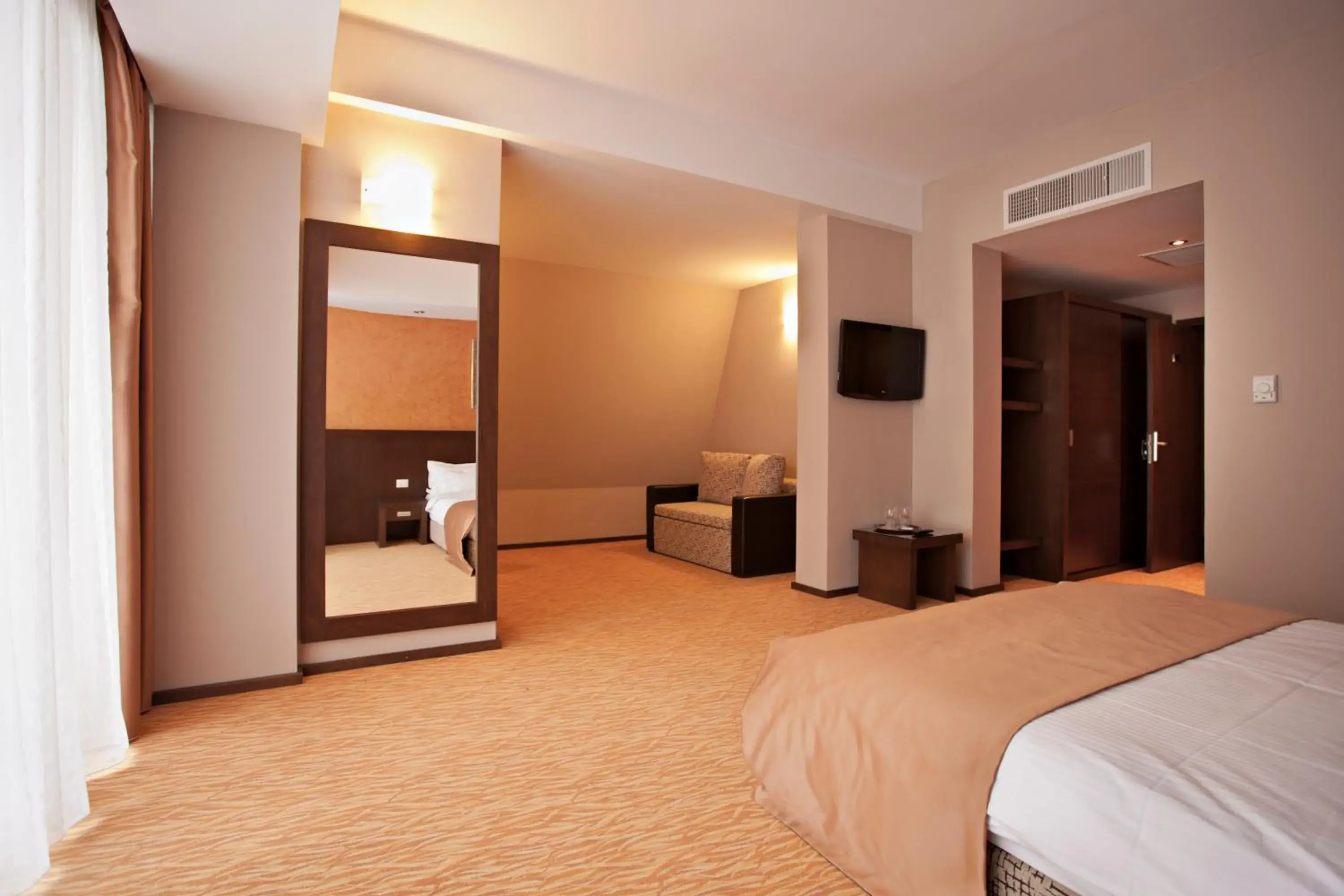 TV and multimedia, Bed in Hotel Clermont TV and multimedia, Bed in Hotel Clermont