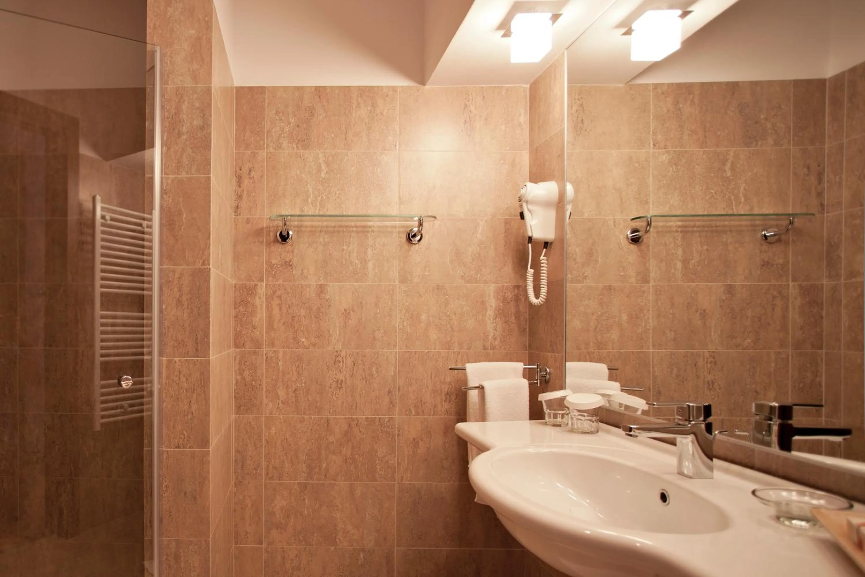 Shower in Hotel Clermont