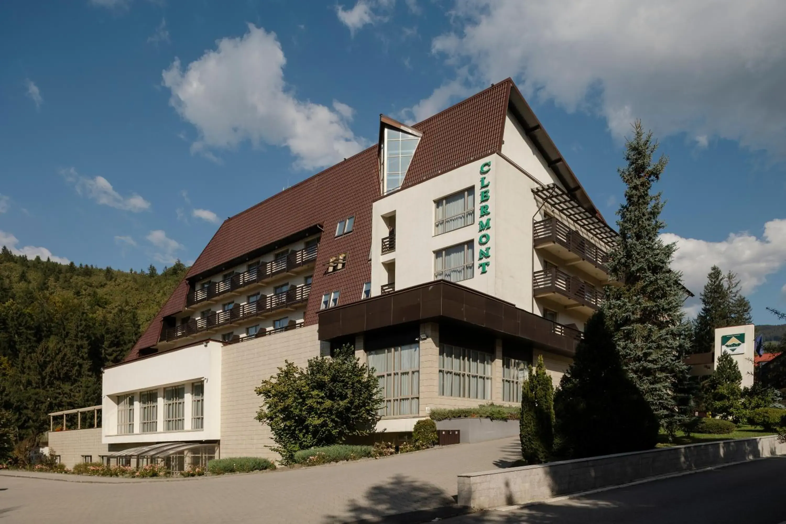 Property building in Hotel Clermont Property building in Hotel Clermont