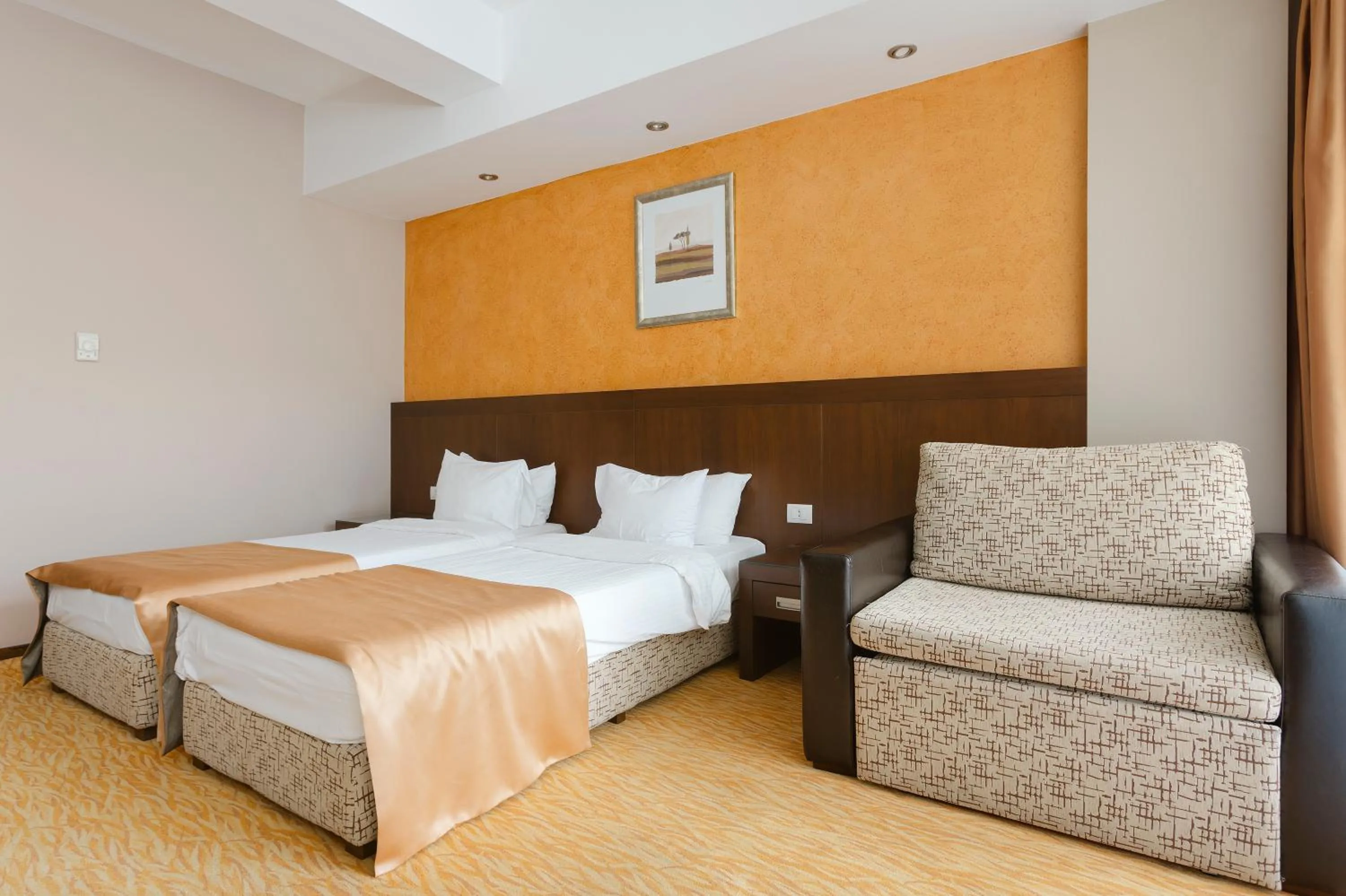 Photo of the whole room, Bed in Hotel Clermont