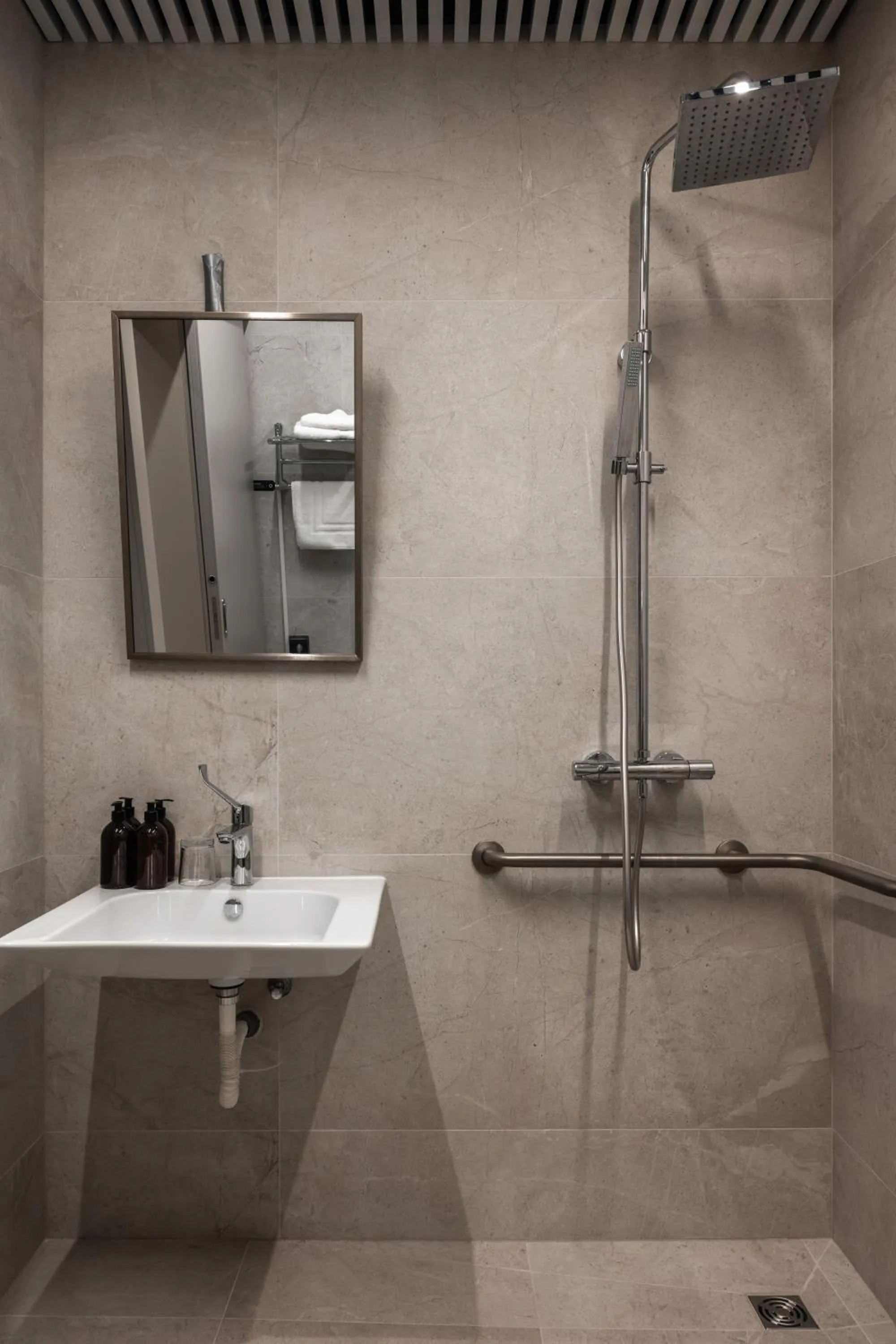 Shower in Mimi Hotel Chisinau Jolly Alon