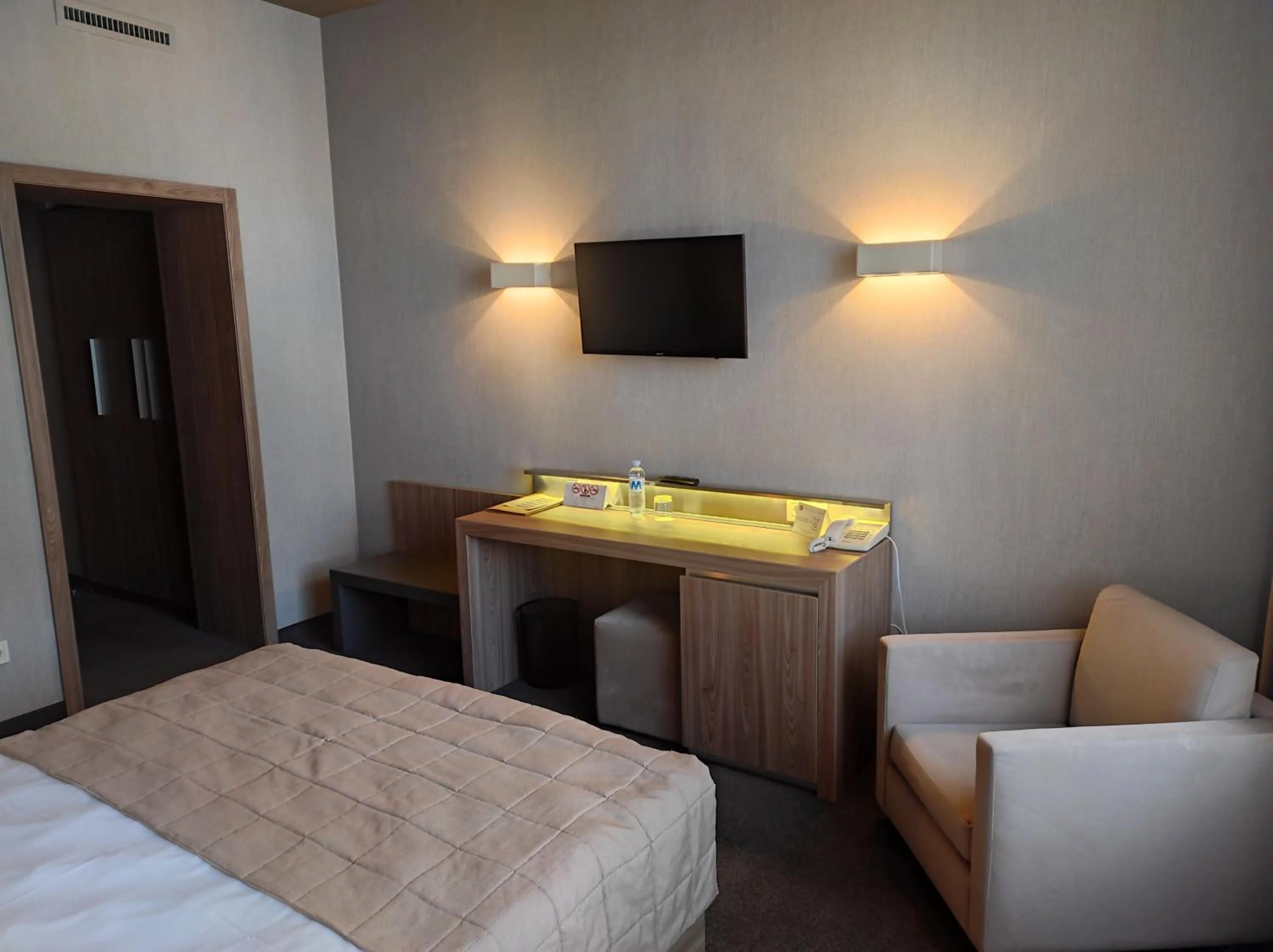 Bed in Jolly Alon Hotel & Business Center