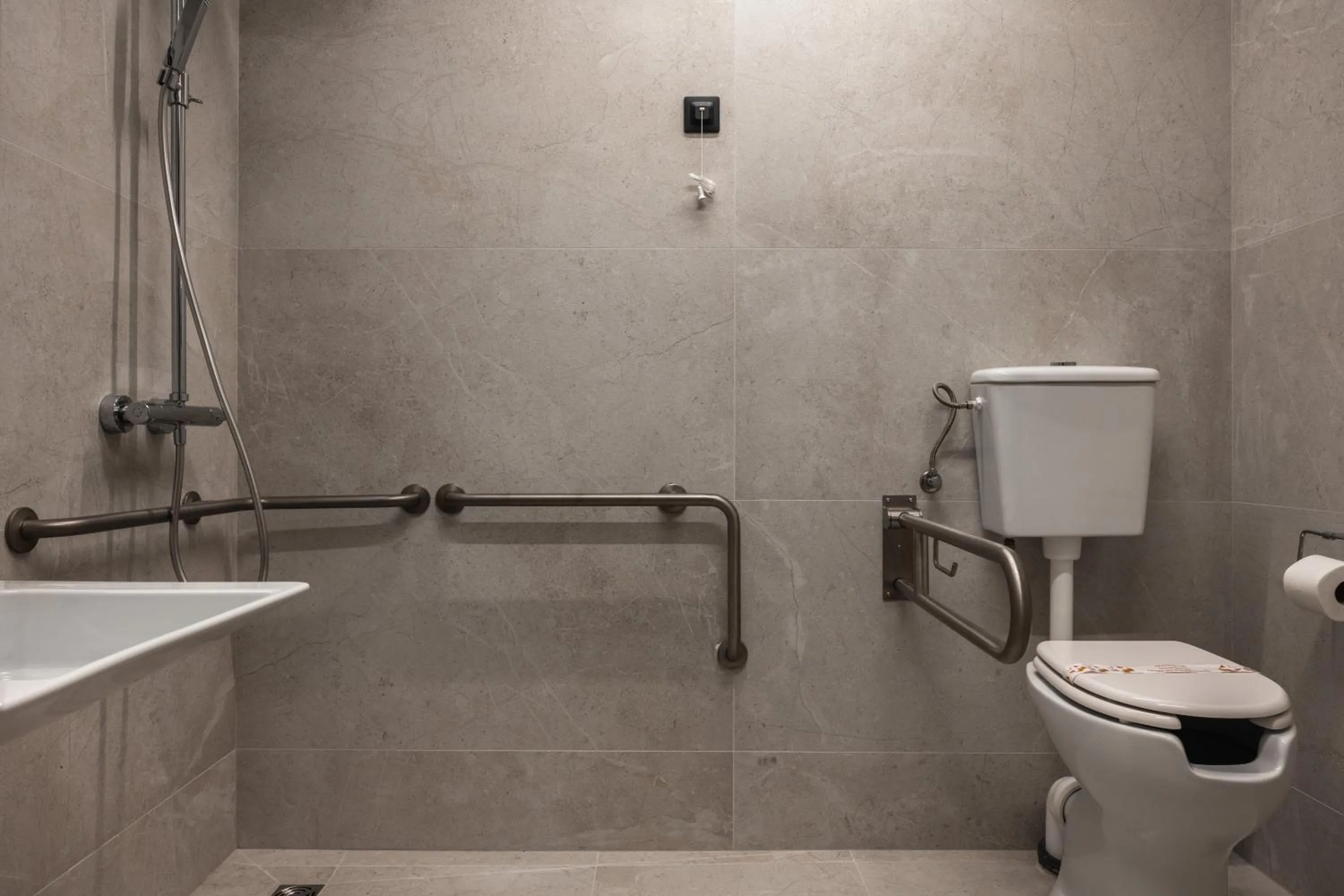 Shower in Mimi Hotel Chisinau Jolly Alon