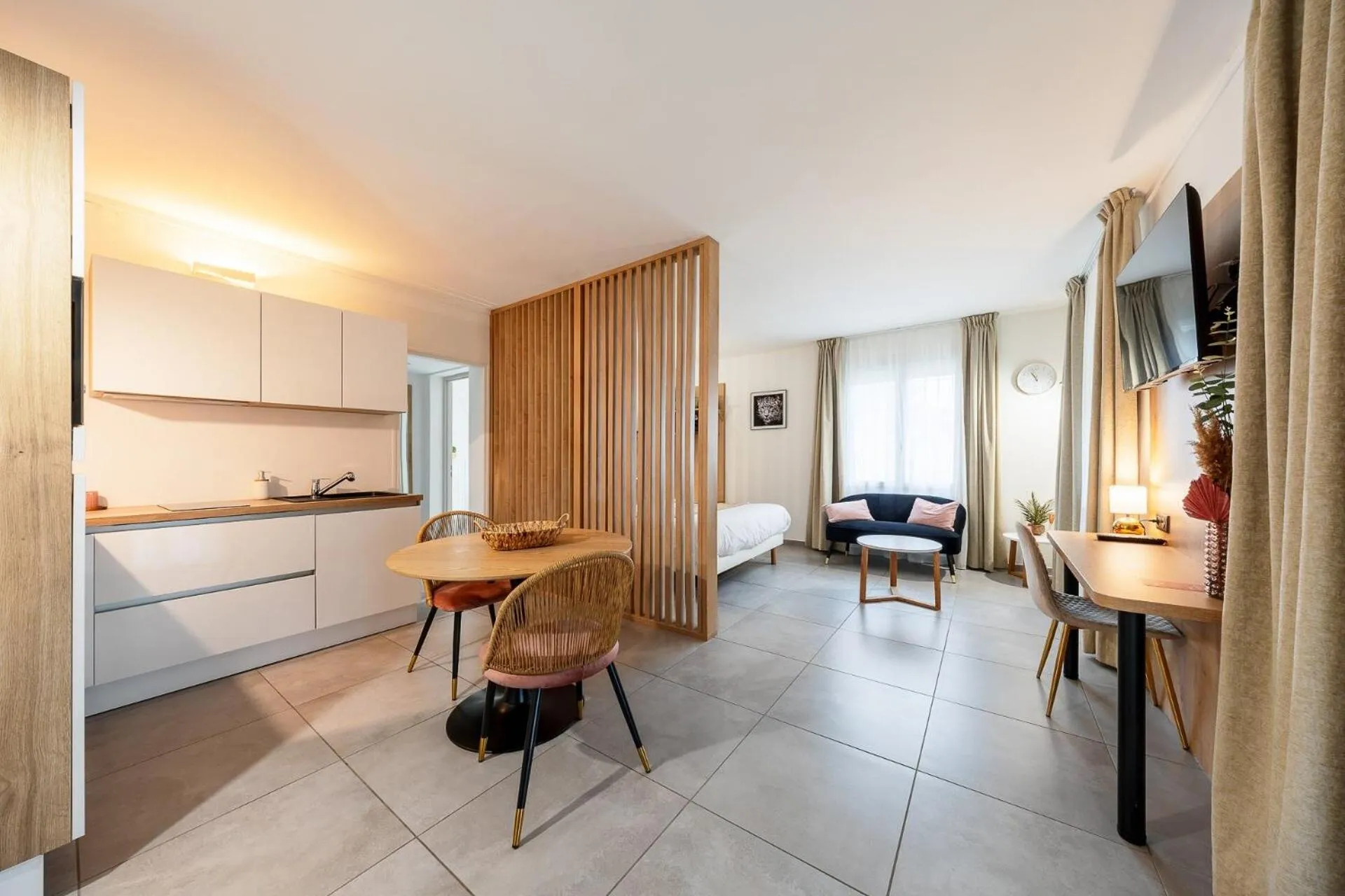 TV and multimedia in The Originals City, Hôtel Azur, Fos-sur-Mer