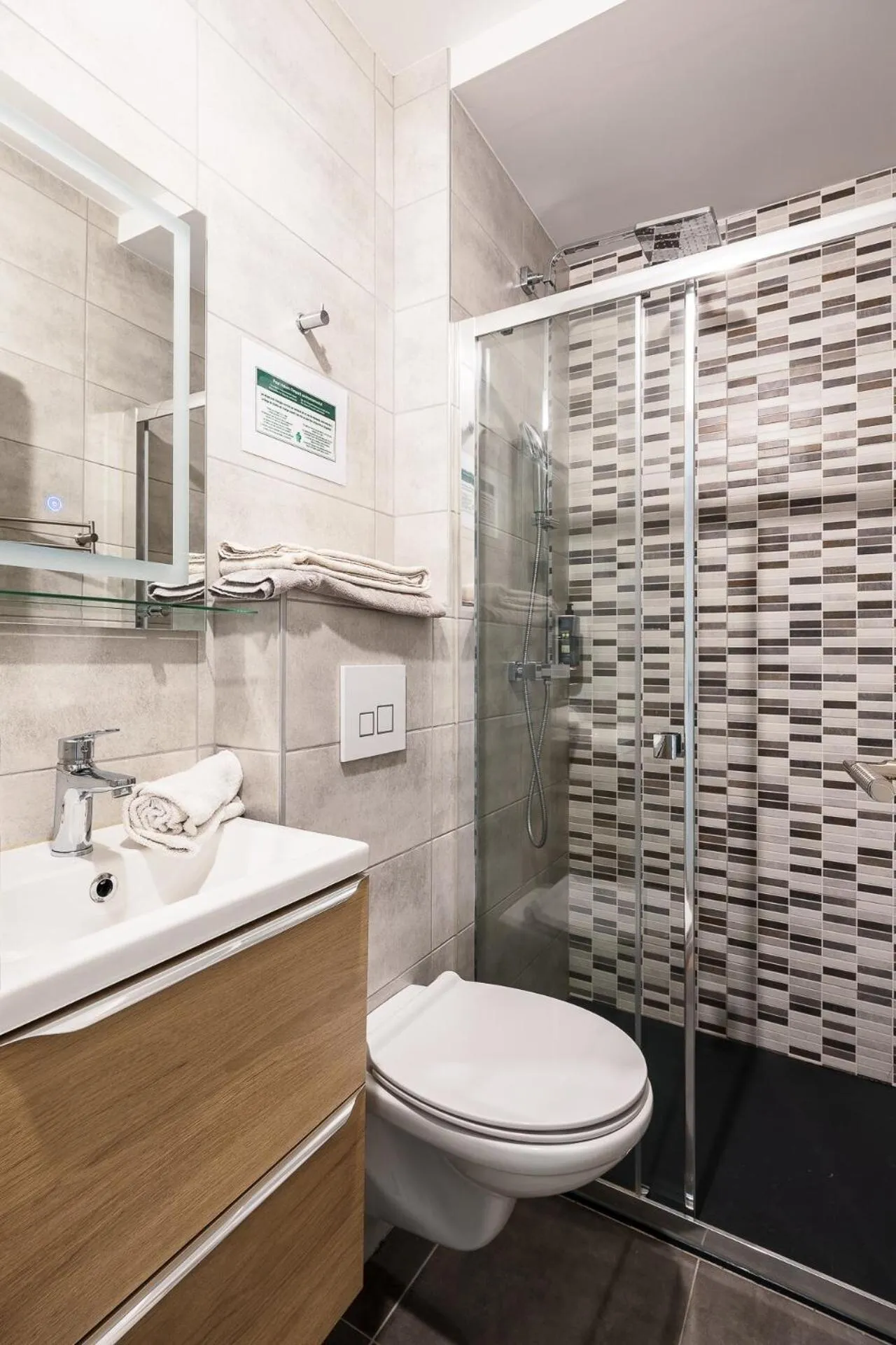 Shower in The Originals City, Hôtel Azur, Fos-sur-Mer