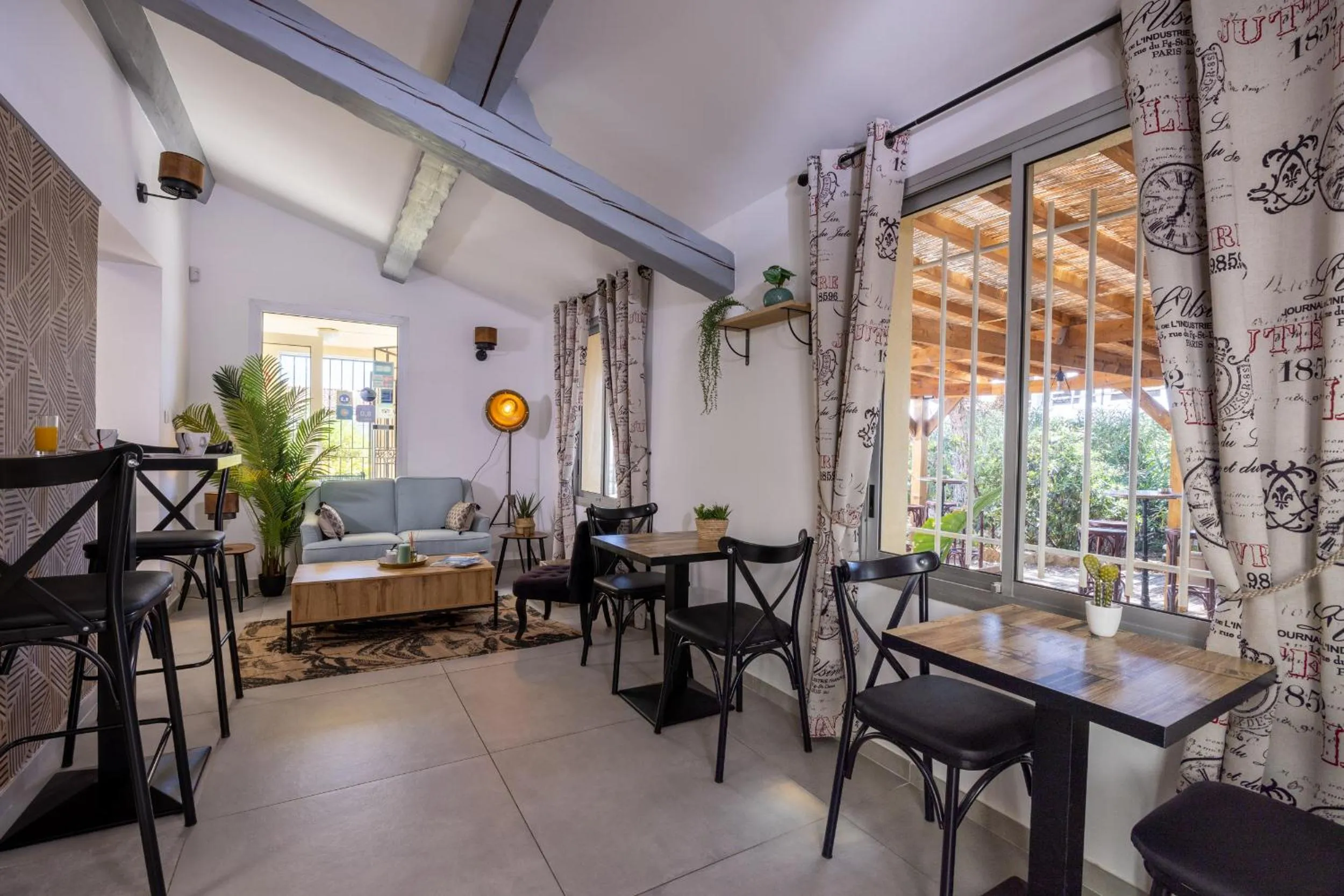 Seating area in The Originals City, Hôtel Azur, Fos-sur-Mer