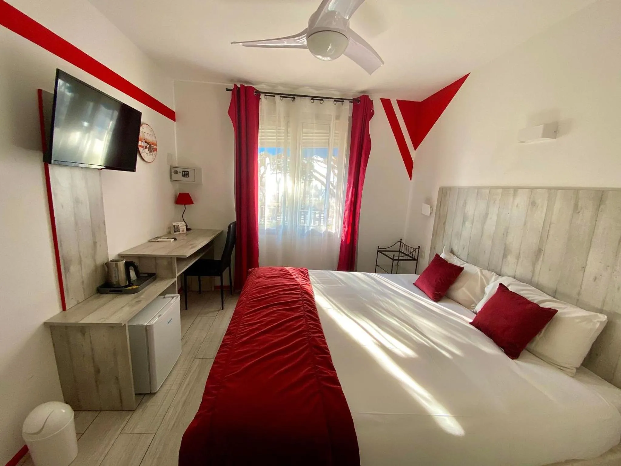 TV and multimedia, Bed in The Originals City, Hôtel Azur, Fos-sur-Mer