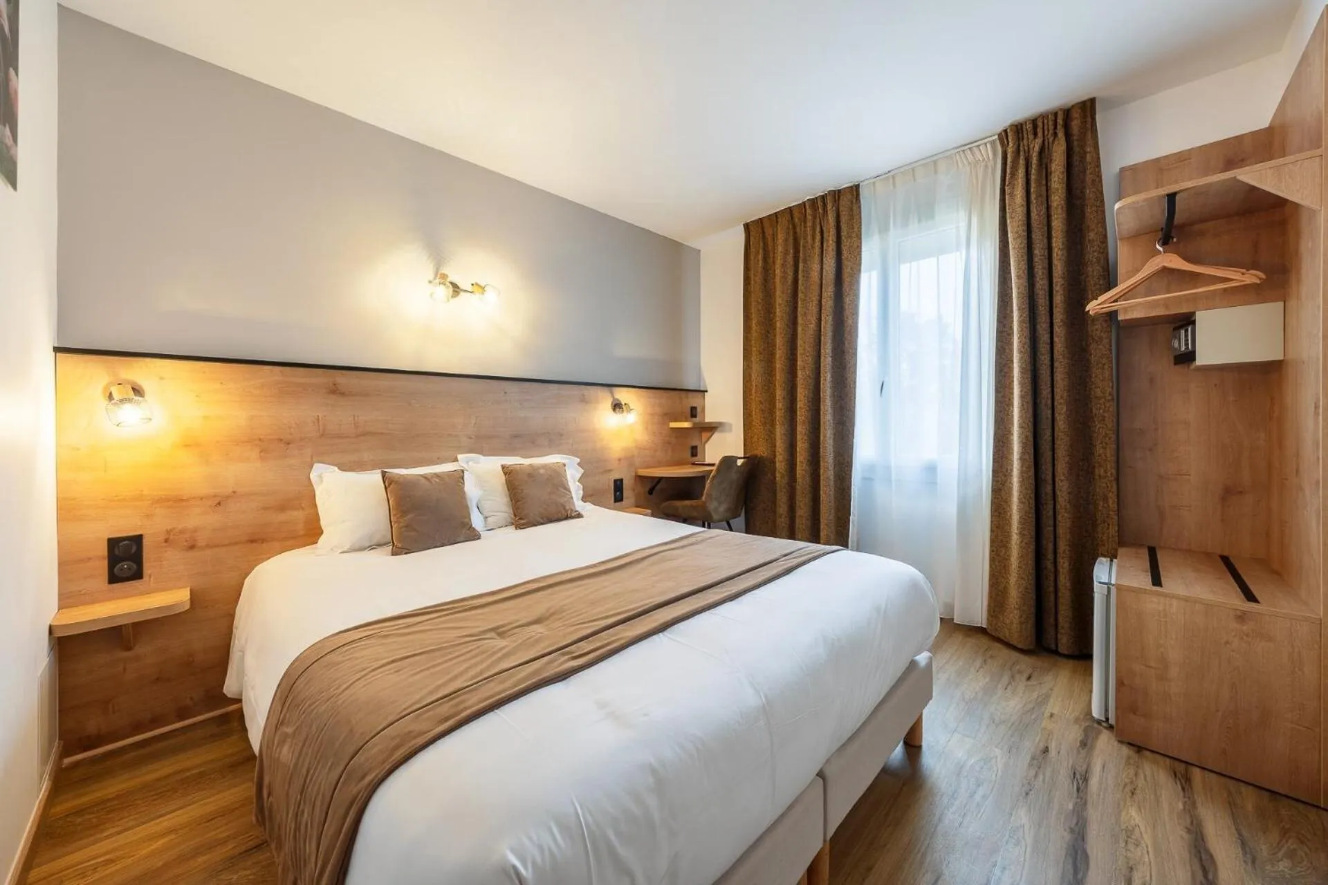 TV and multimedia, Bed in The Originals City, Hôtel Azur, Fos-sur-Mer