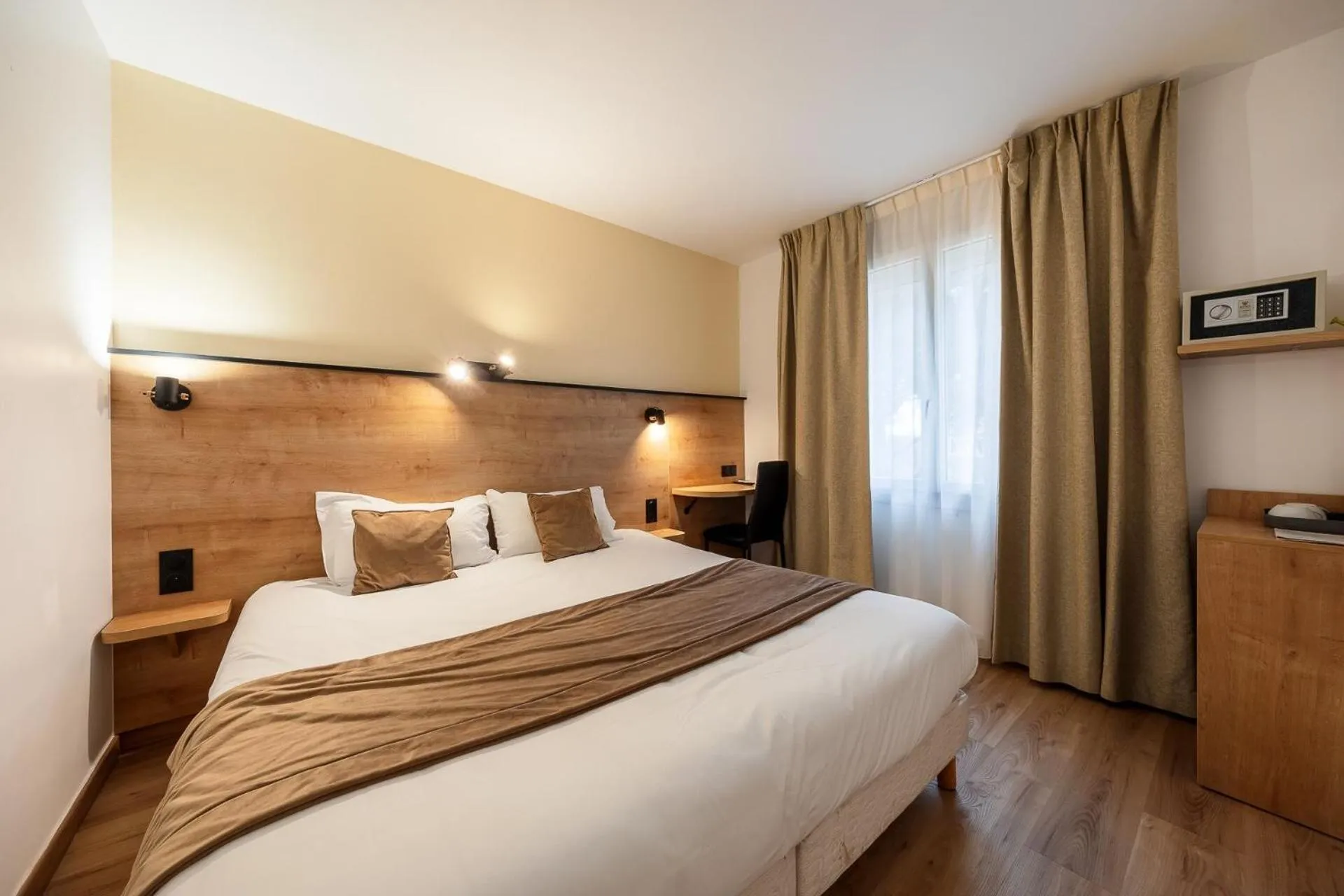 Coffee/tea facilities, Bed in The Originals City, Hôtel Azur, Fos-sur-Mer