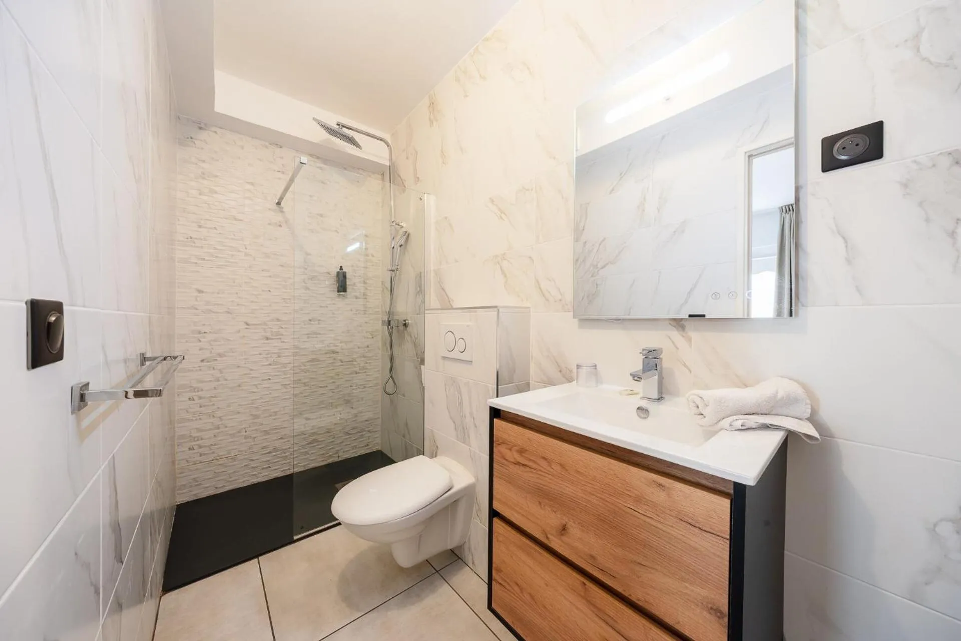 Shower in The Originals City, Hôtel Azur, Fos-sur-Mer