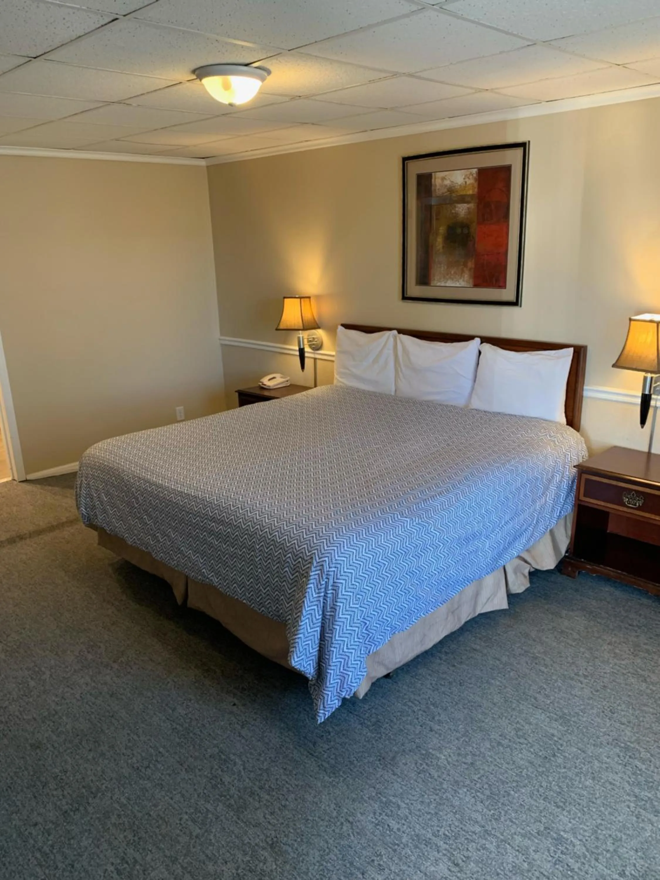 Bed in Alpine Inn & Suites Rockford