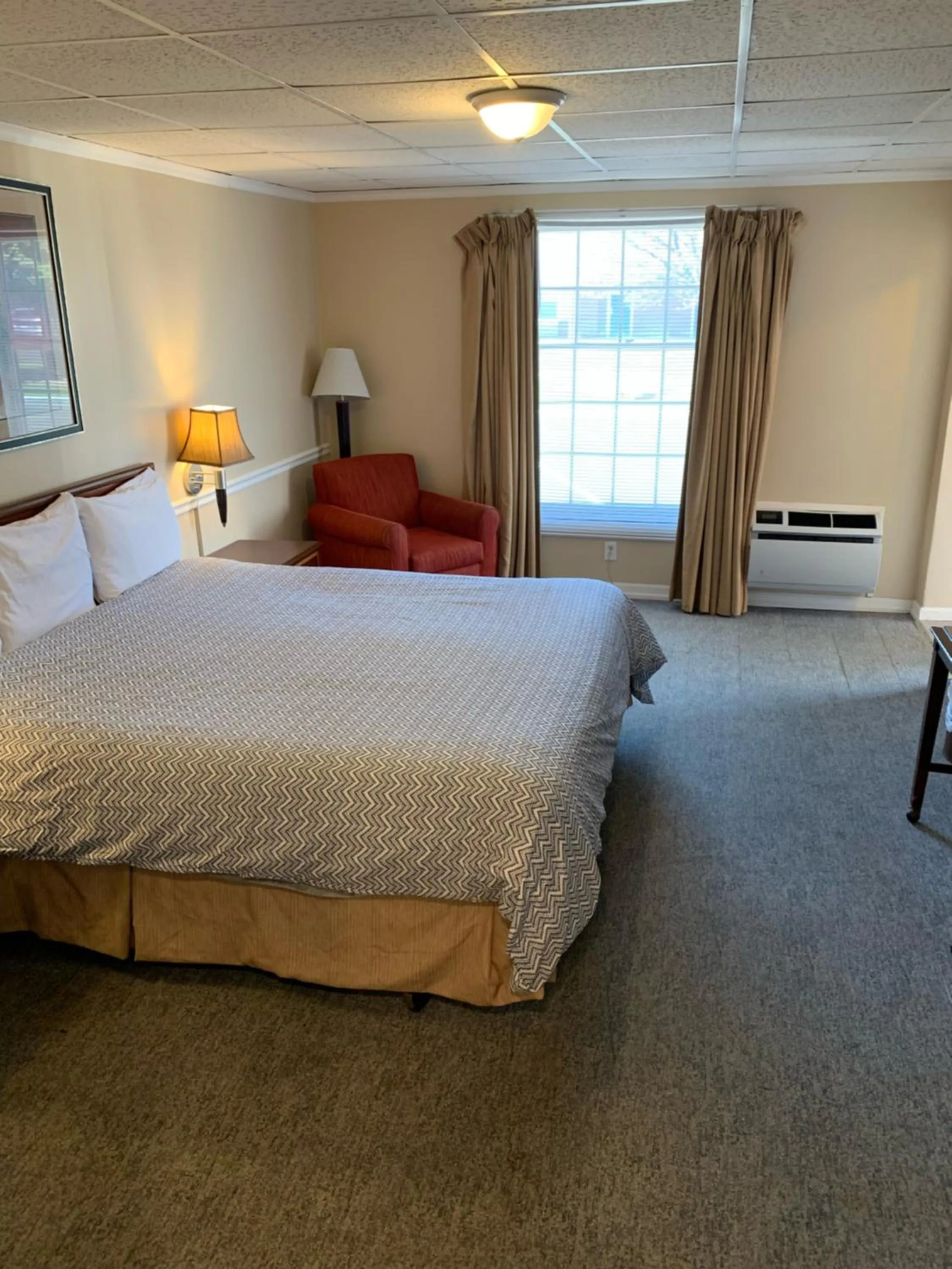 Bed in Alpine Inn & Suites Rockford